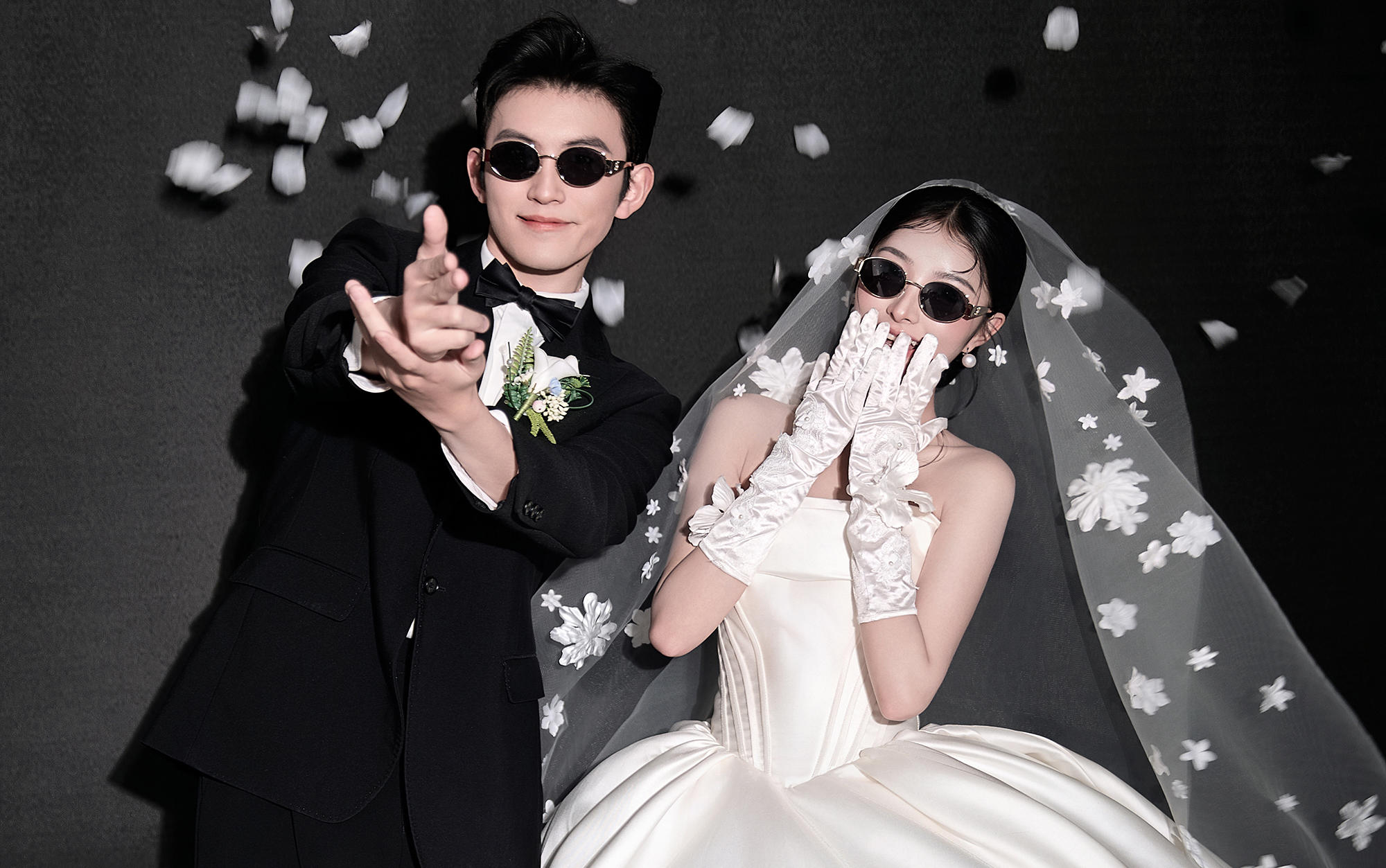 室內(nèi)俏皮儀式感情緒婚紗照