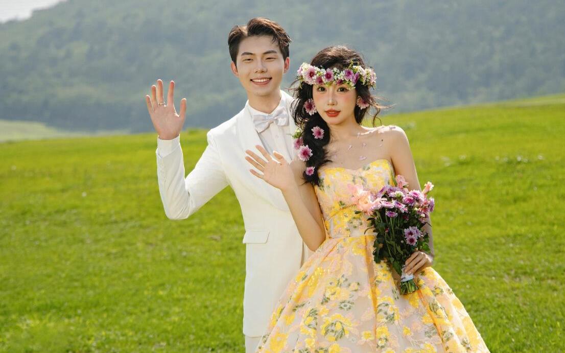【夏天最亮眼的草坪婚纱照】
