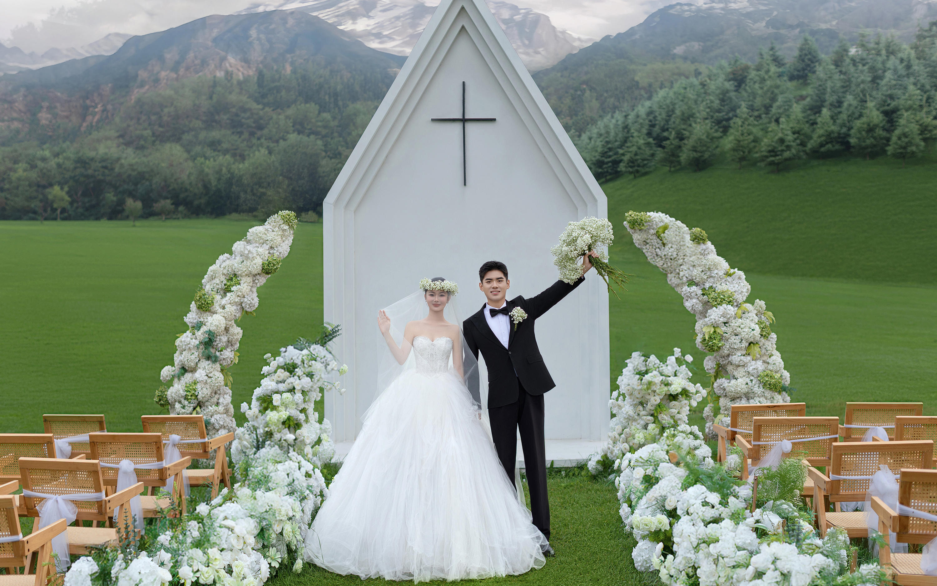 把婚禮現(xiàn)場的儀式感搬進婚紗照里 浪漫加倍?? 