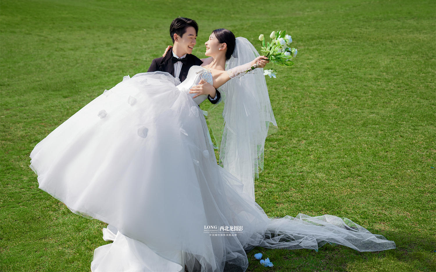 天呐！！结婚必拍的森系草坪婚纱照太浪漫了~