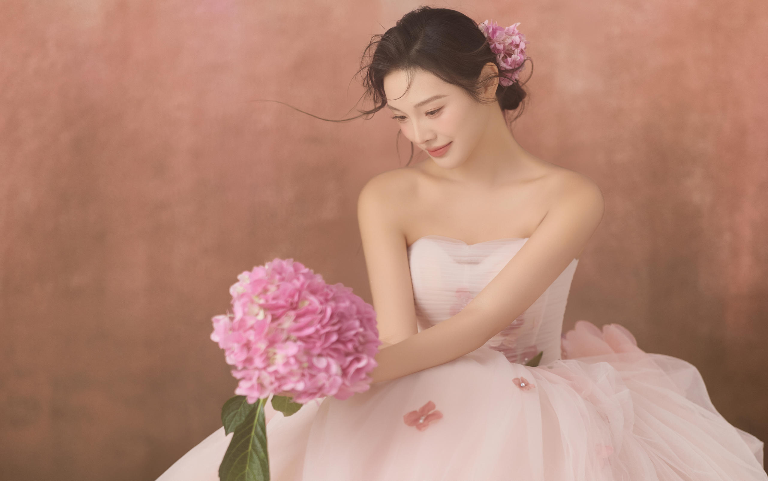【花神降臨】影子與花、紗相融，釀成甜蜜的畫面