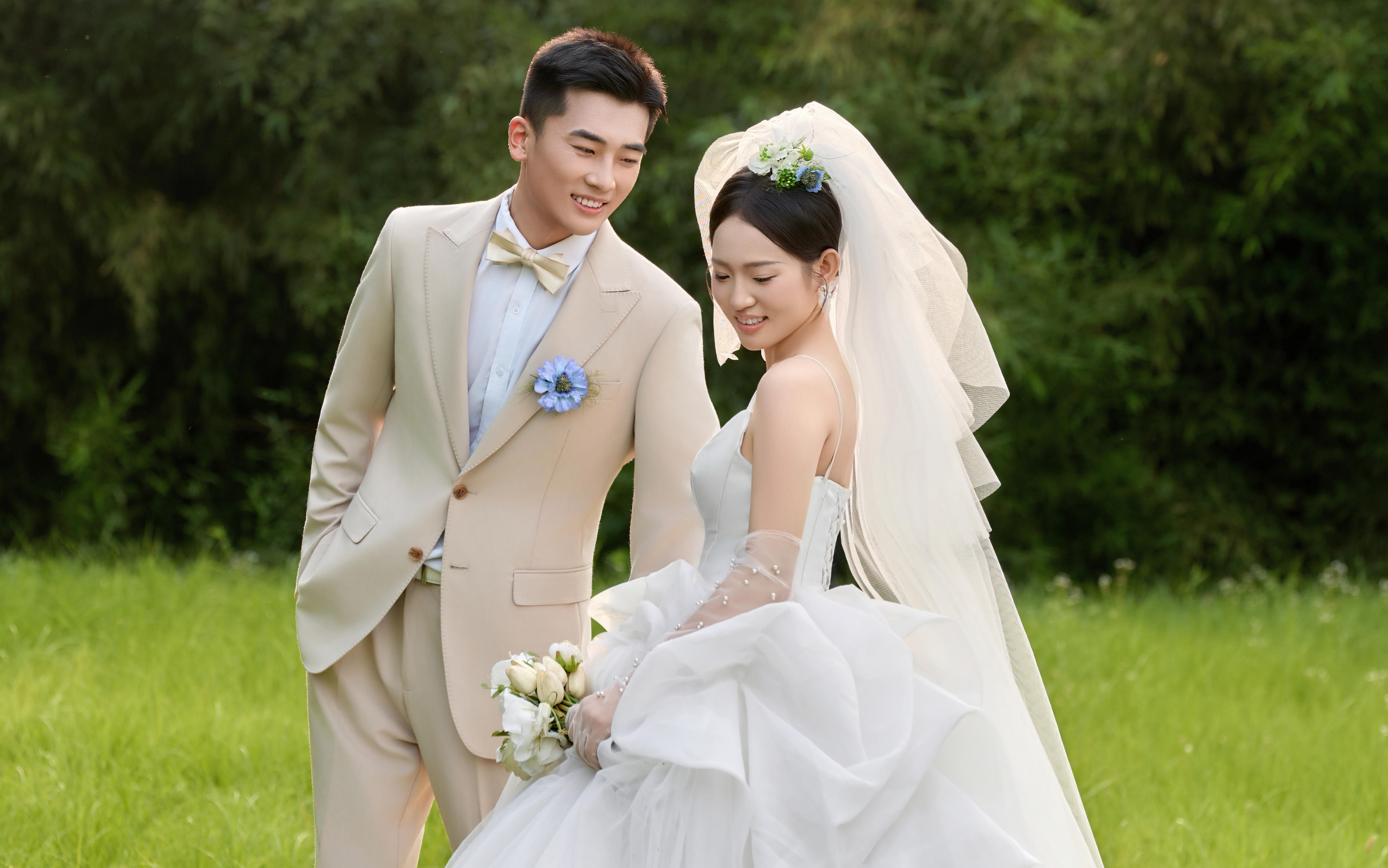 草坪婚紗照就是氛圍主場(chǎng)吖~