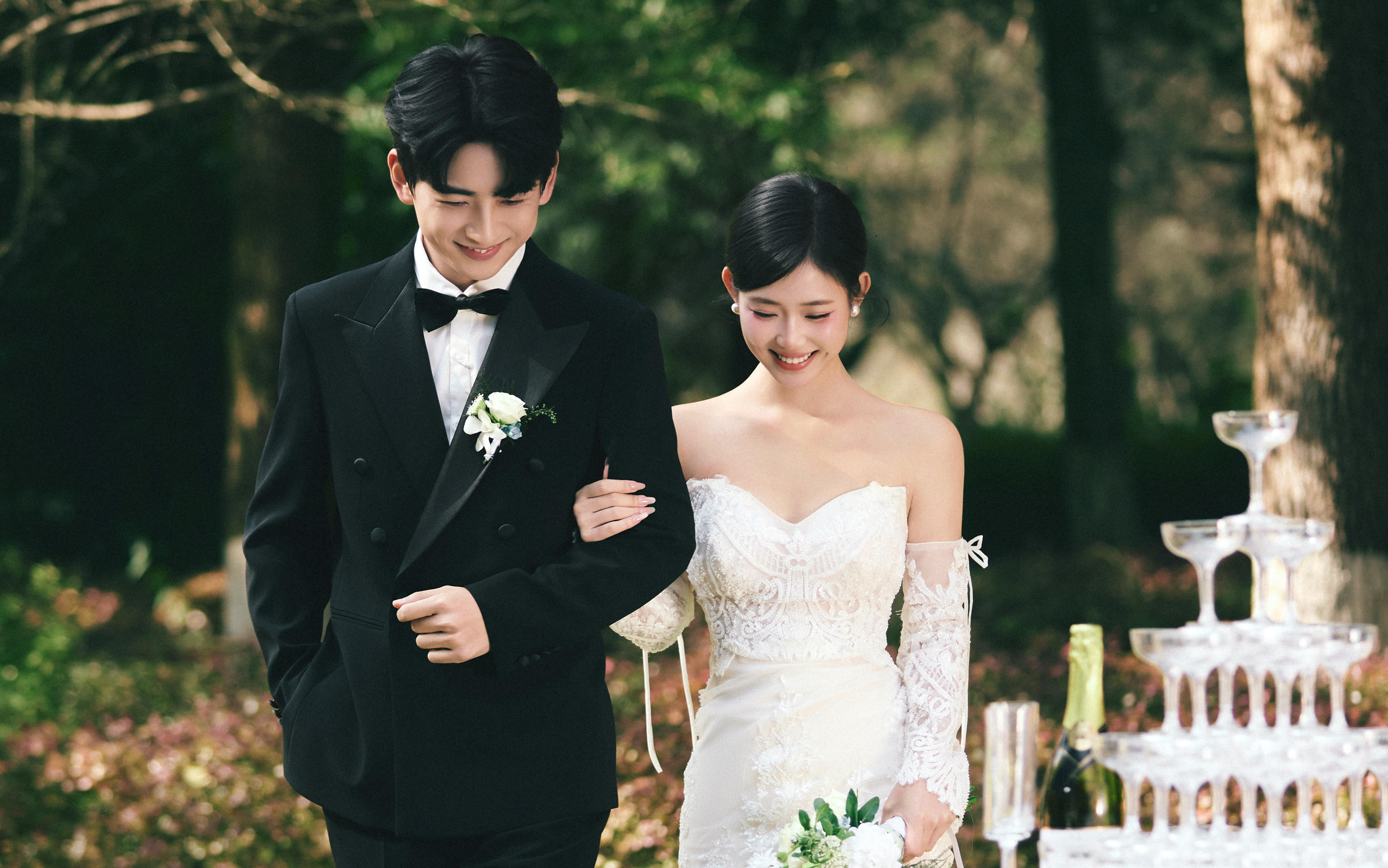 年輕人超愛(ài)的草坪婚禮婚紗照??真的超級(jí)出片