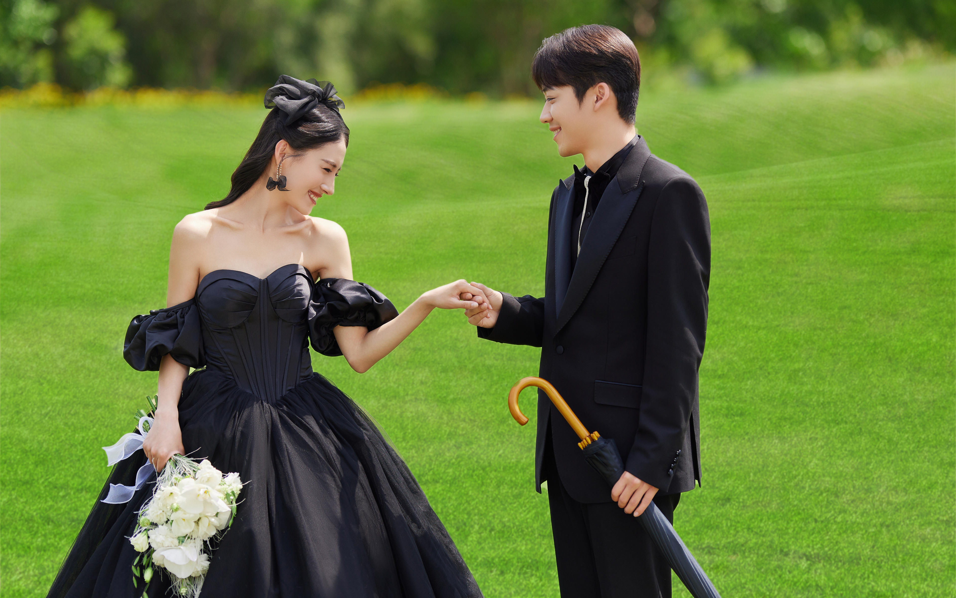 美到犯规‼️2025必拍的黑纱森系草坪婚纱照