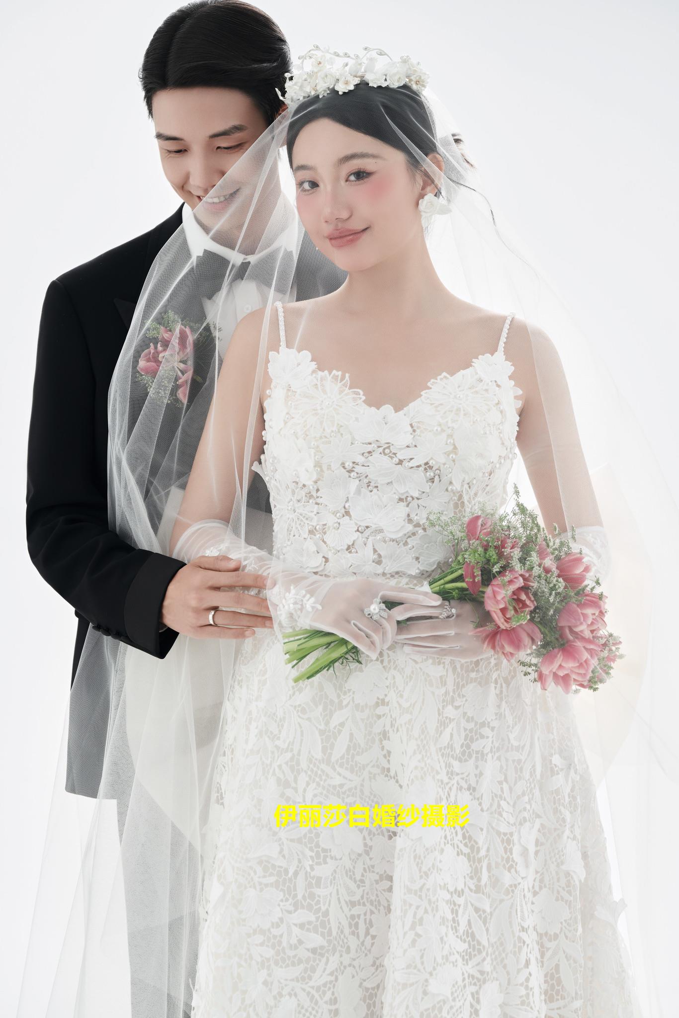 拍婚纱照3888套餐有跟妆+秀和+礼服 4699