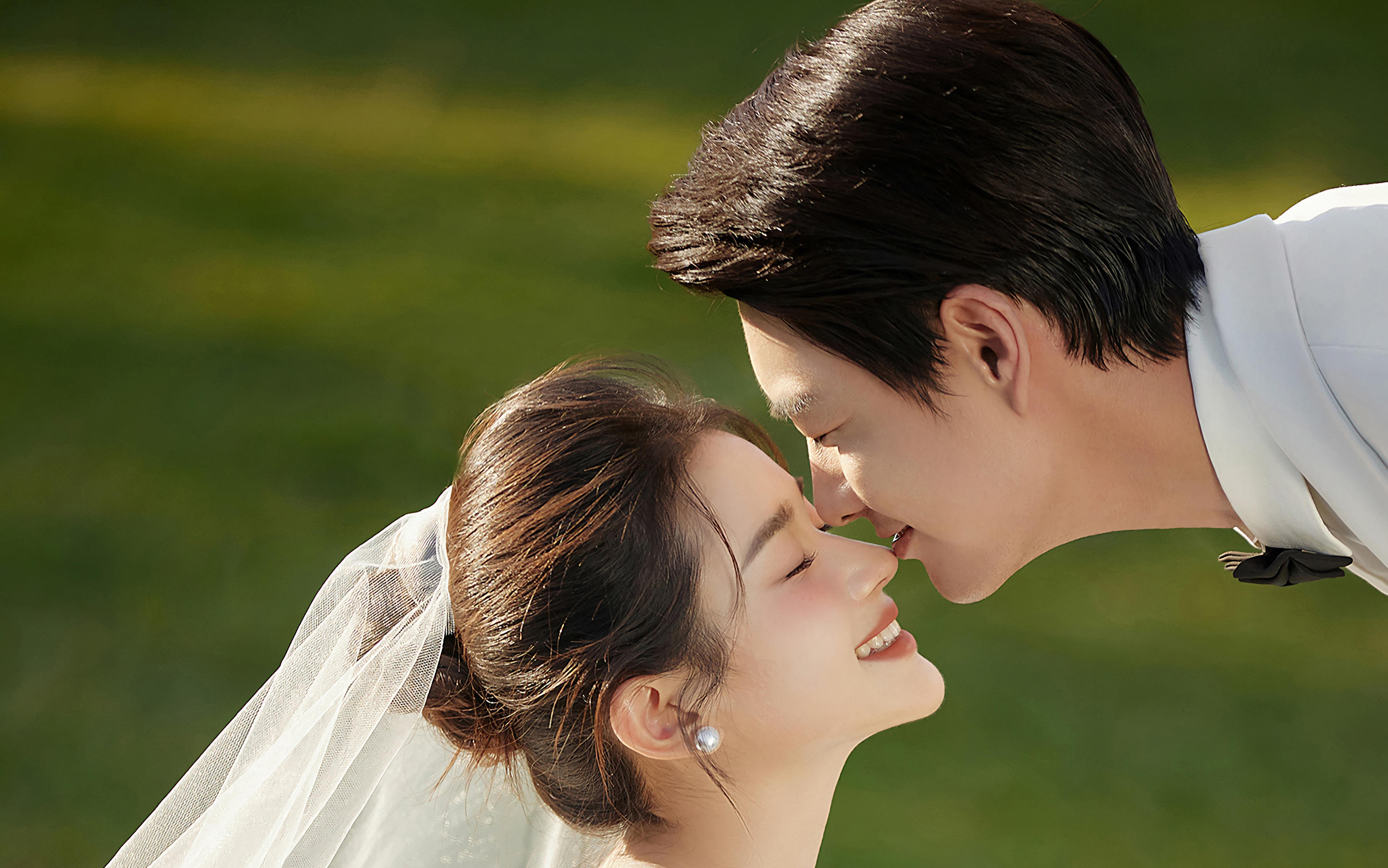 丽江的草地晚风里，藏着我们婚纱里的松弛浪漫