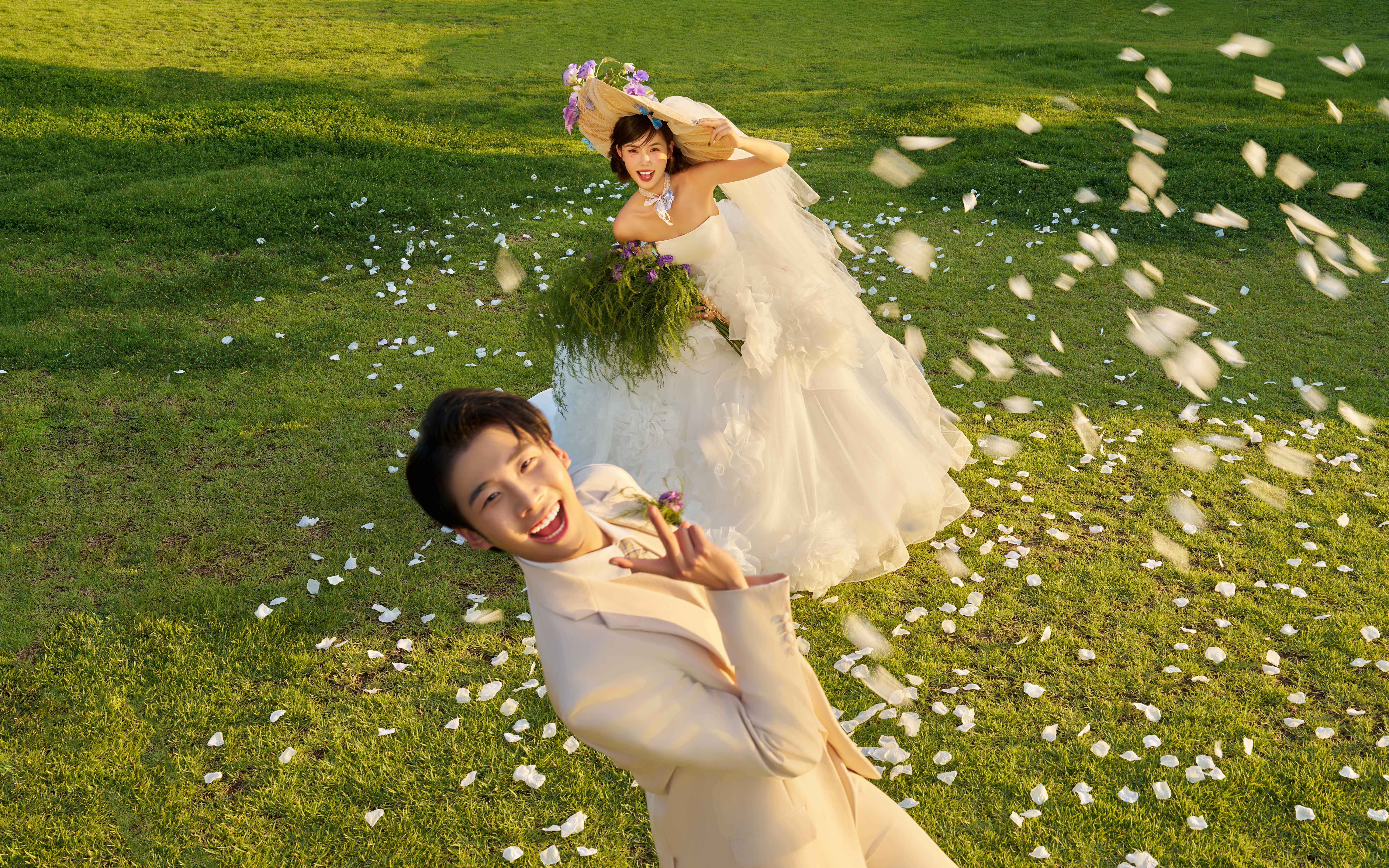 以为踩雷！草坪婚纱照生命力直接封神🥂