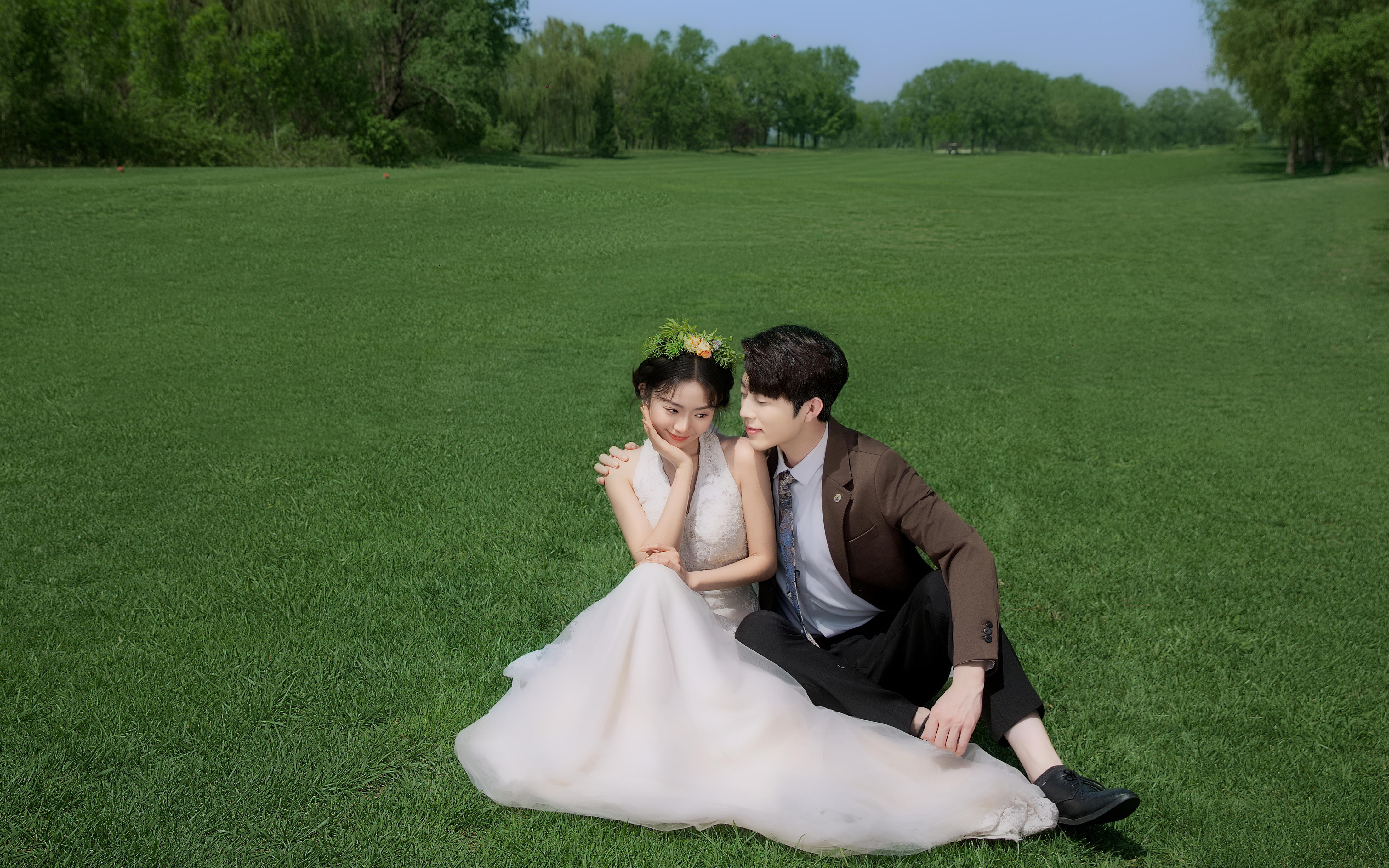 《青野密语｜森系松弛感草坪婚纱照》