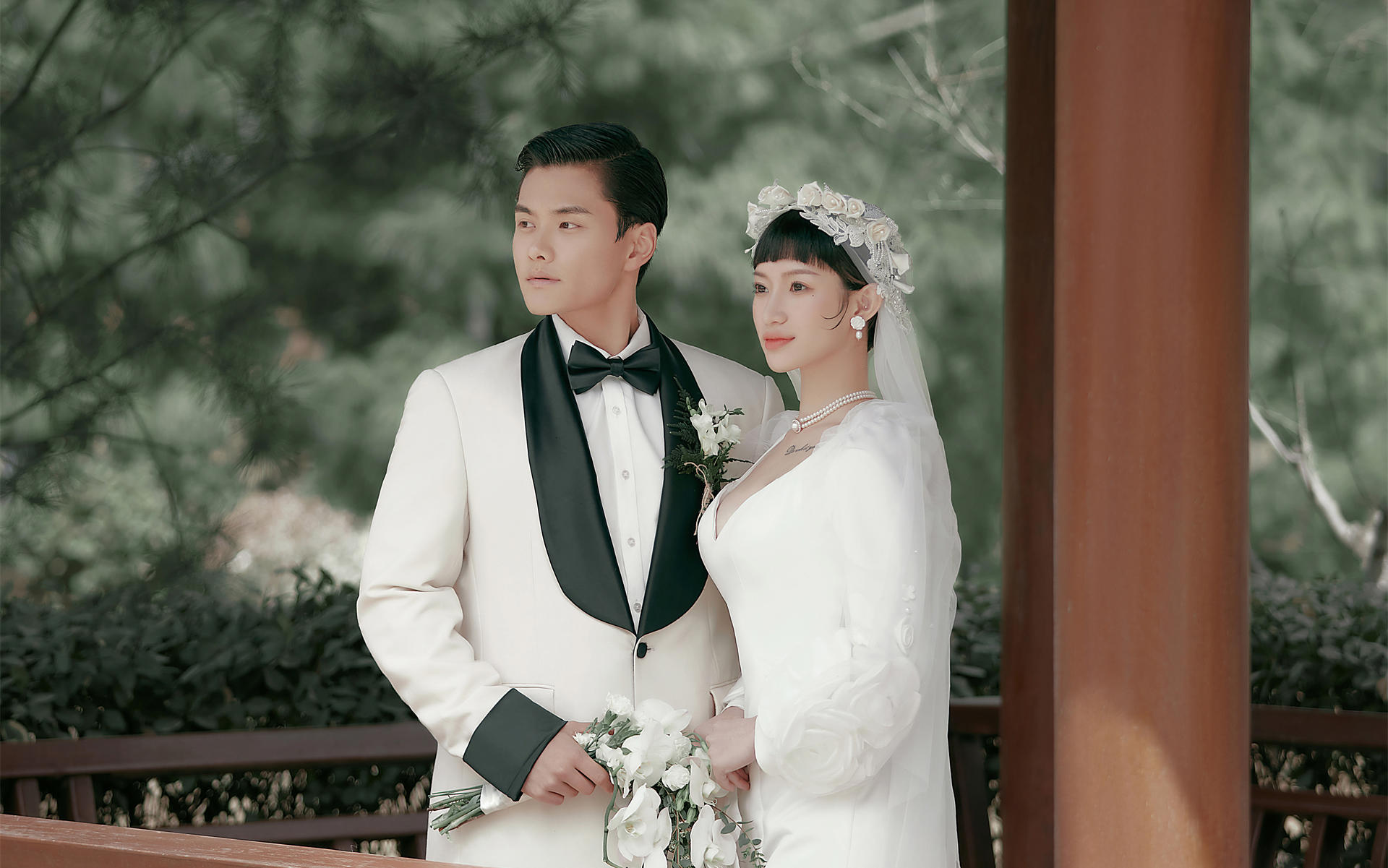 一眼驚艷的唯美園林風(fēng)婚紗照