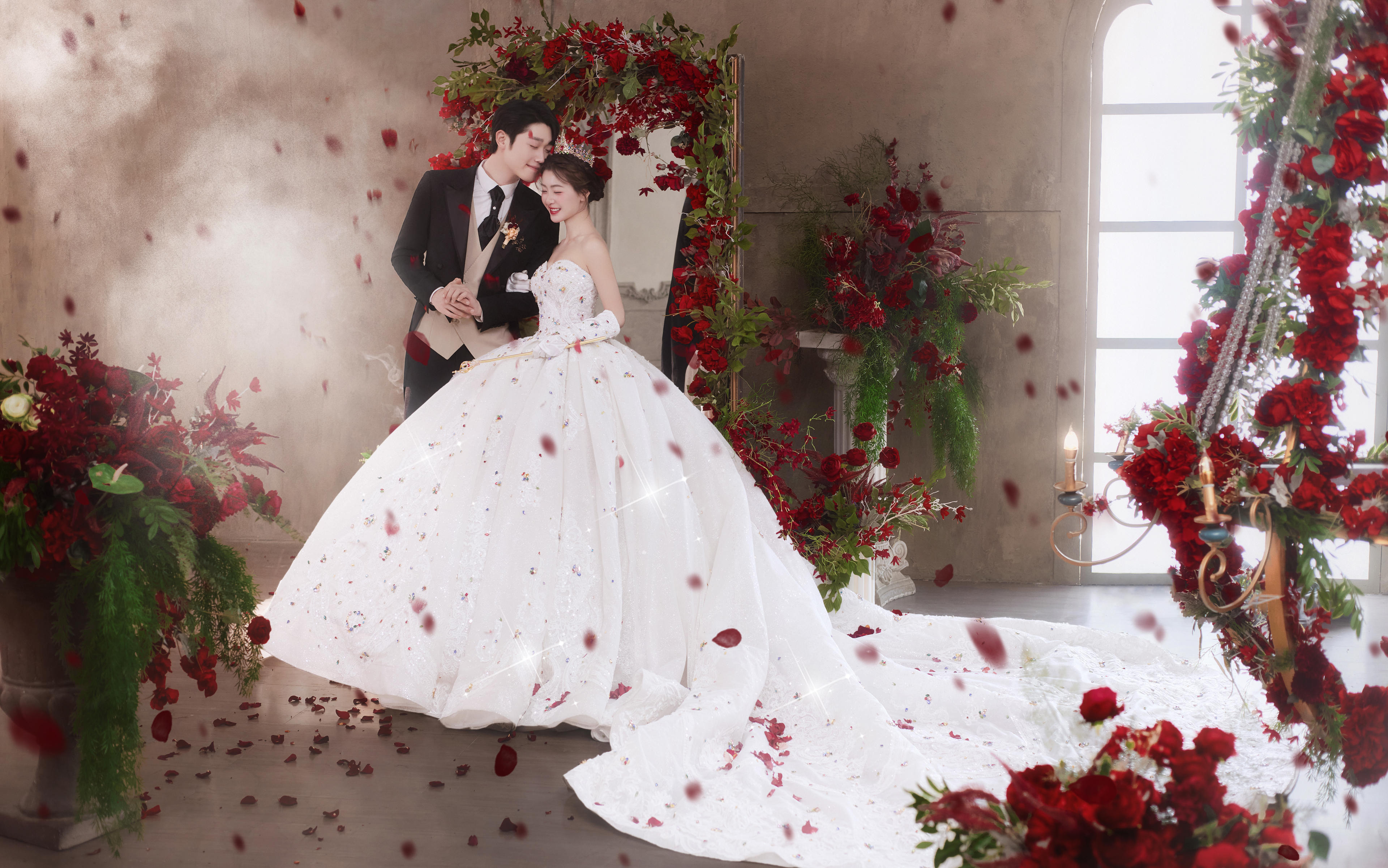 小眾高級(jí)的復(fù)古玫瑰墻婚紗照??浪漫滿分