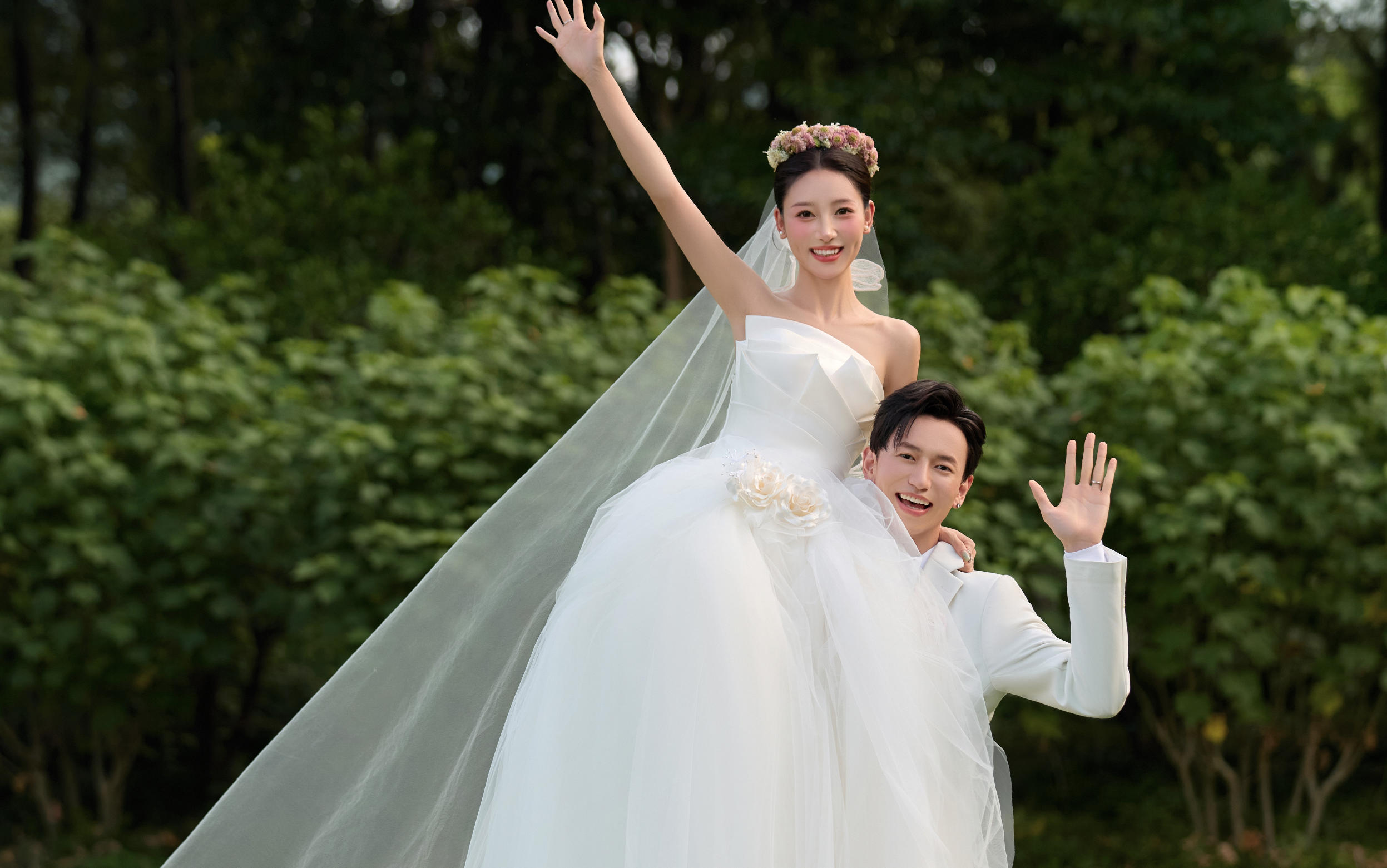 成片绝绝子‼️不容错过的草坪森系婚照 