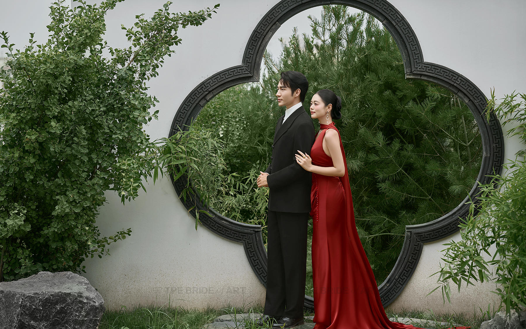 花窗襯紅紗｜這中式婚紗照浪漫到心尖