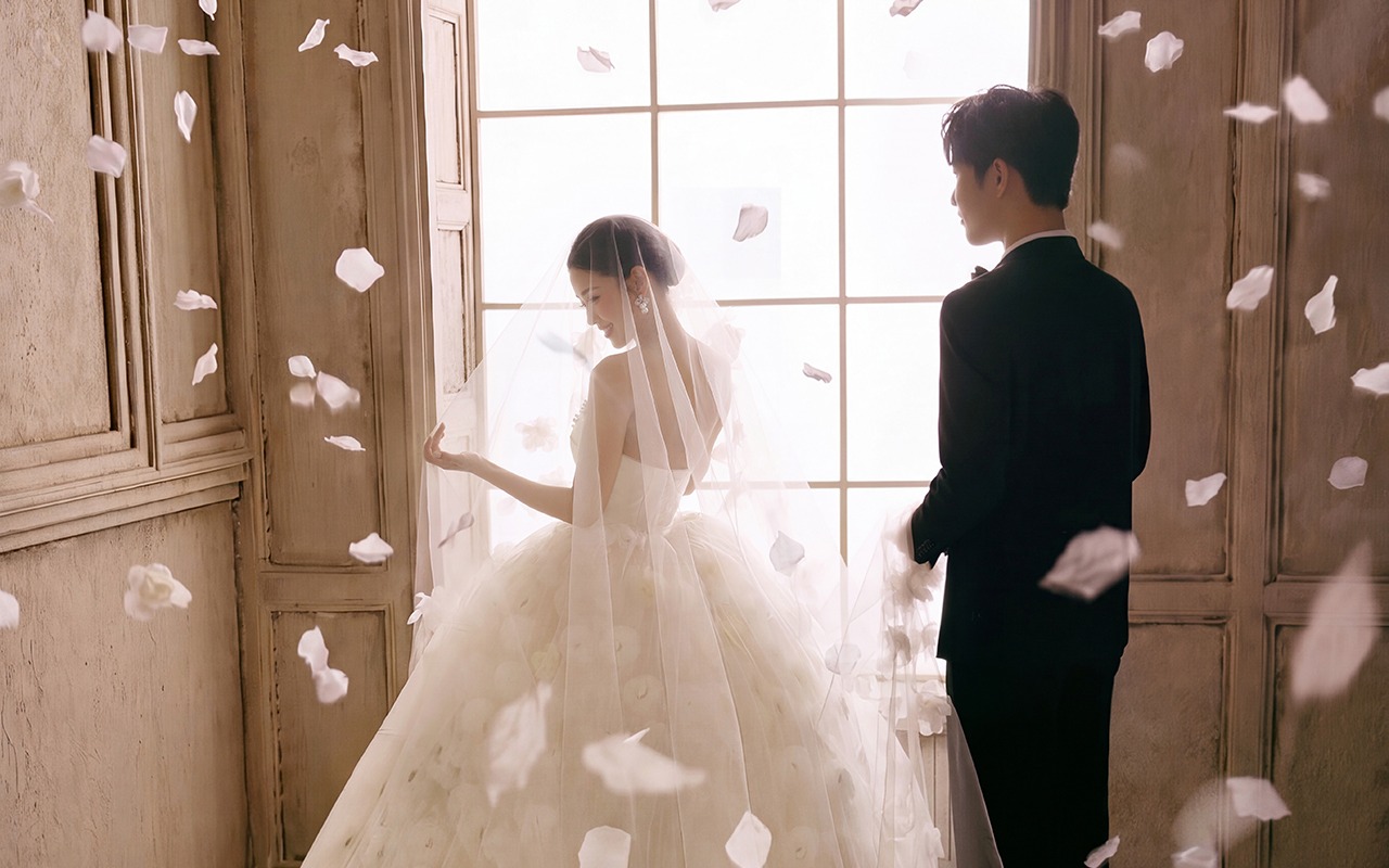被花瓣雨包围的法式复古婚纱照｜美到像走进了油画里