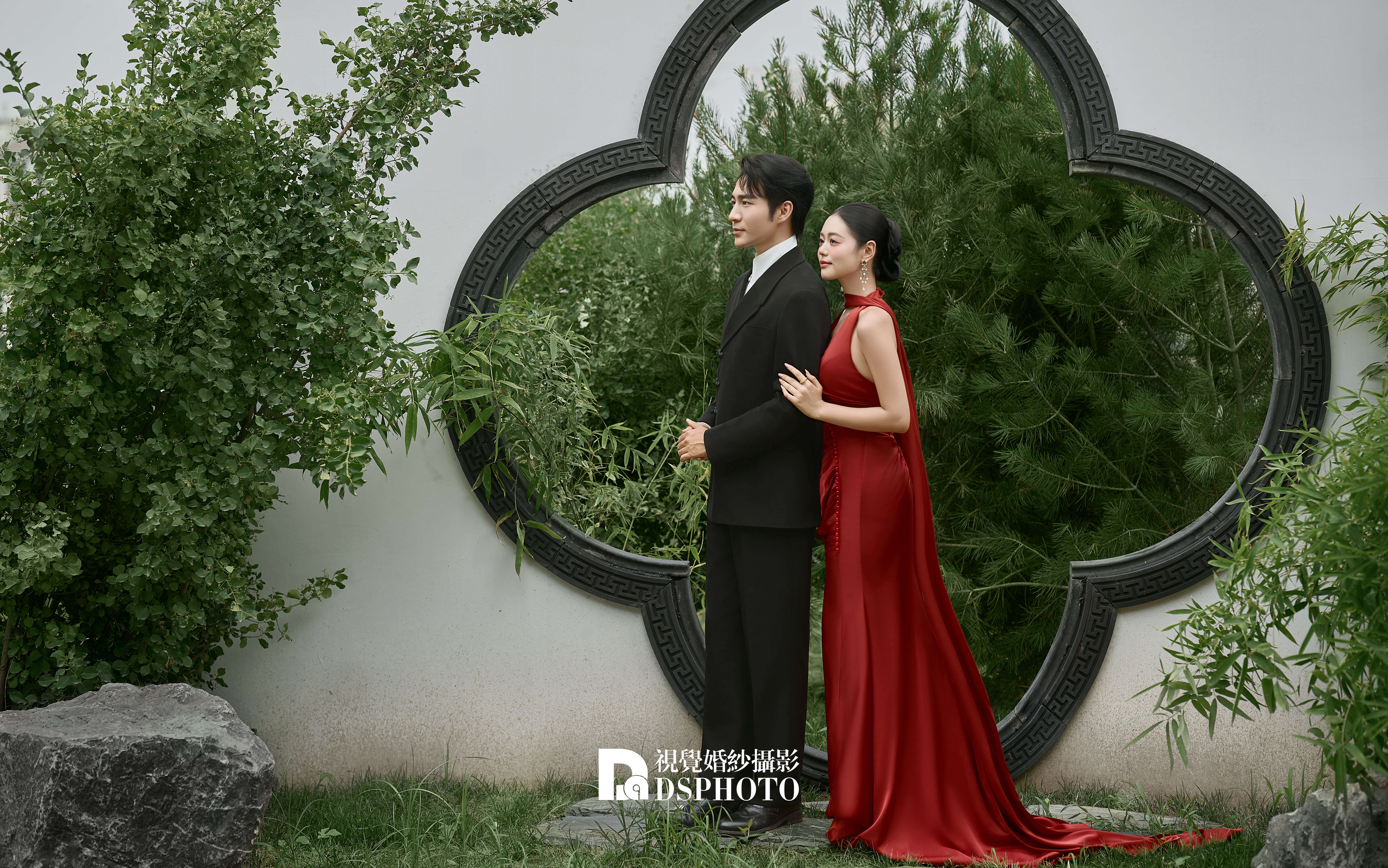 【D视觉摄影】花窗为框，红裙作墨，雅到心尖上