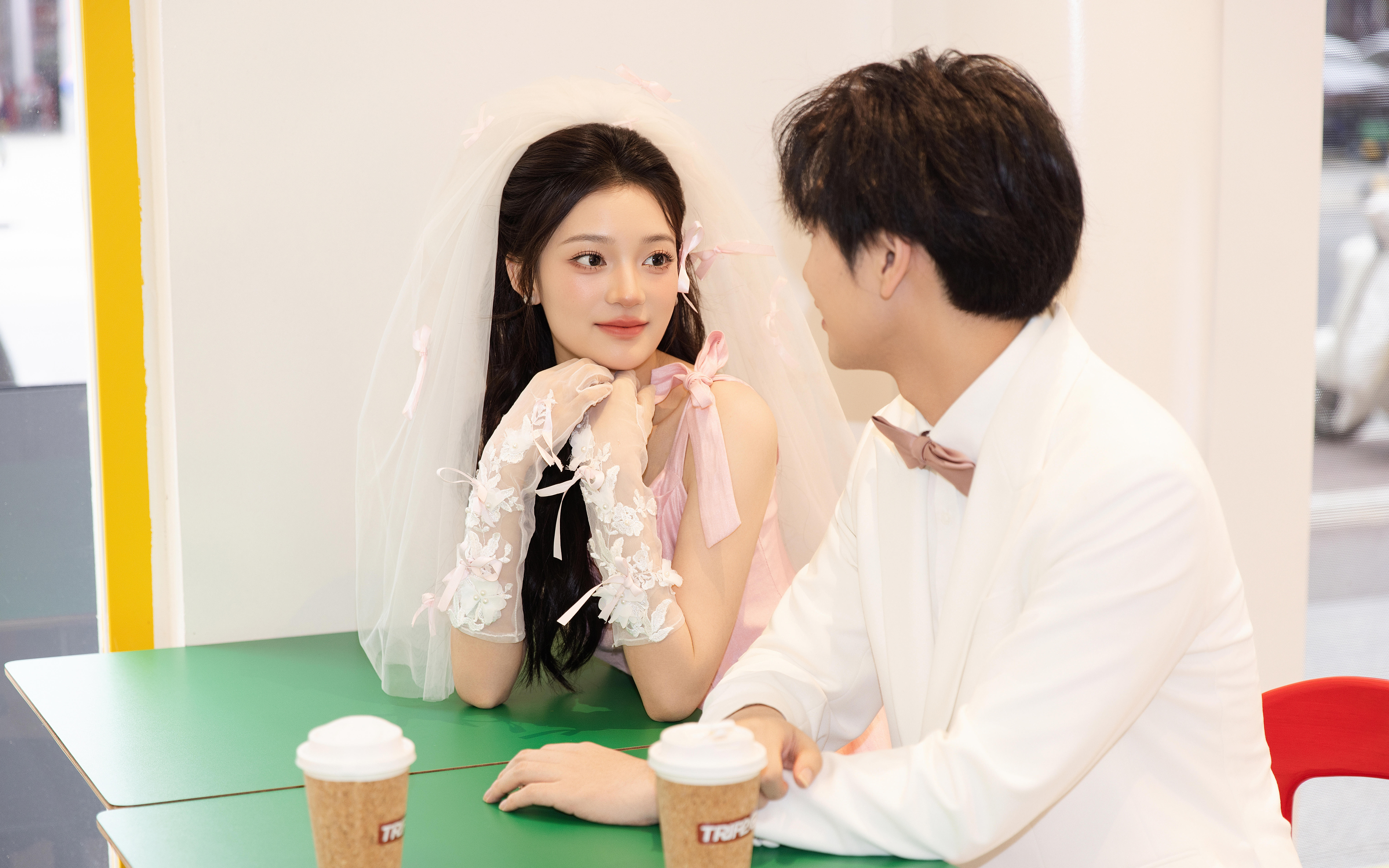 在咖啡廳拍的韓式婚紗照??真的太甜辣?
