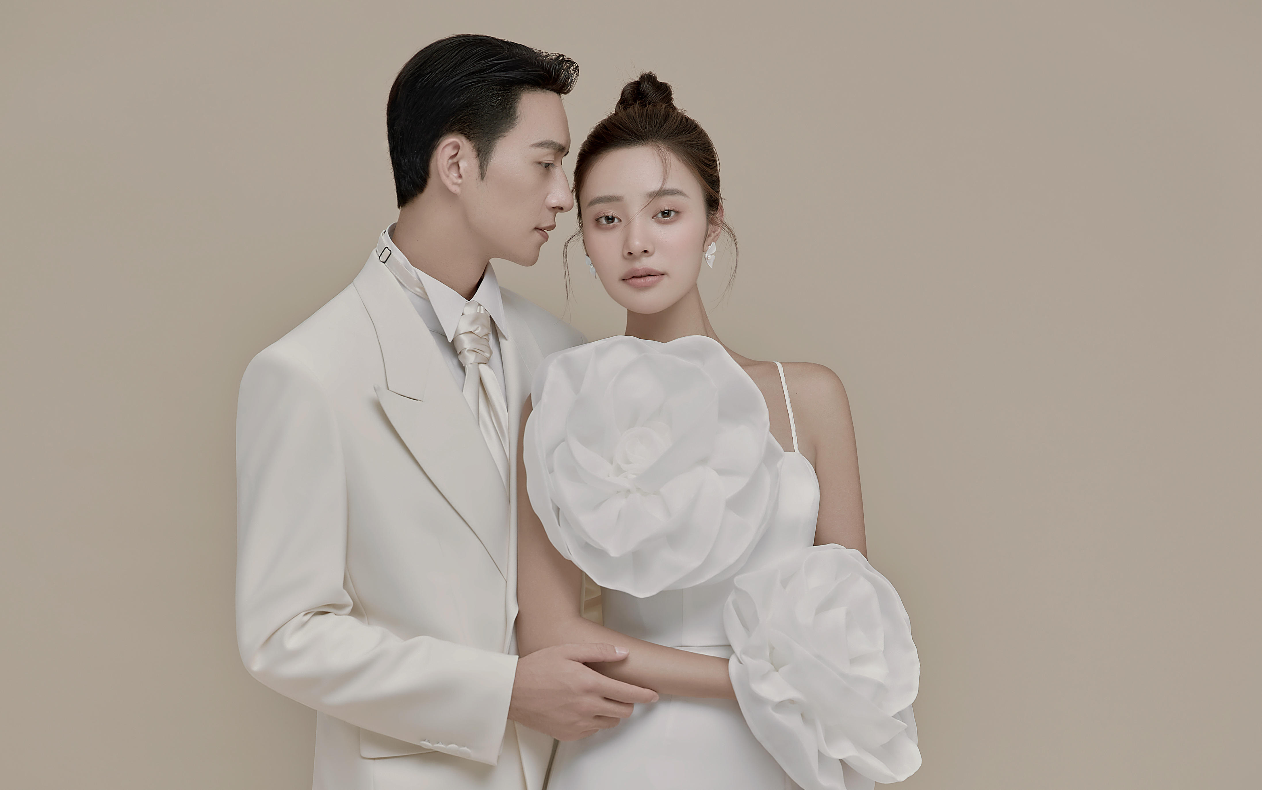 越素越高级｜结婚ＢＩ拍这组极简风主纱婚纱照