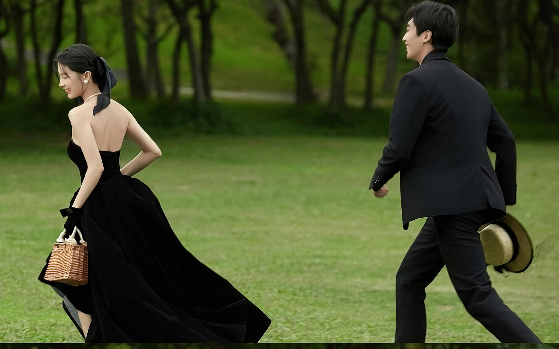 【施華洛攝影】電影感拉滿的赫本風(fēng)草坪婚紗照