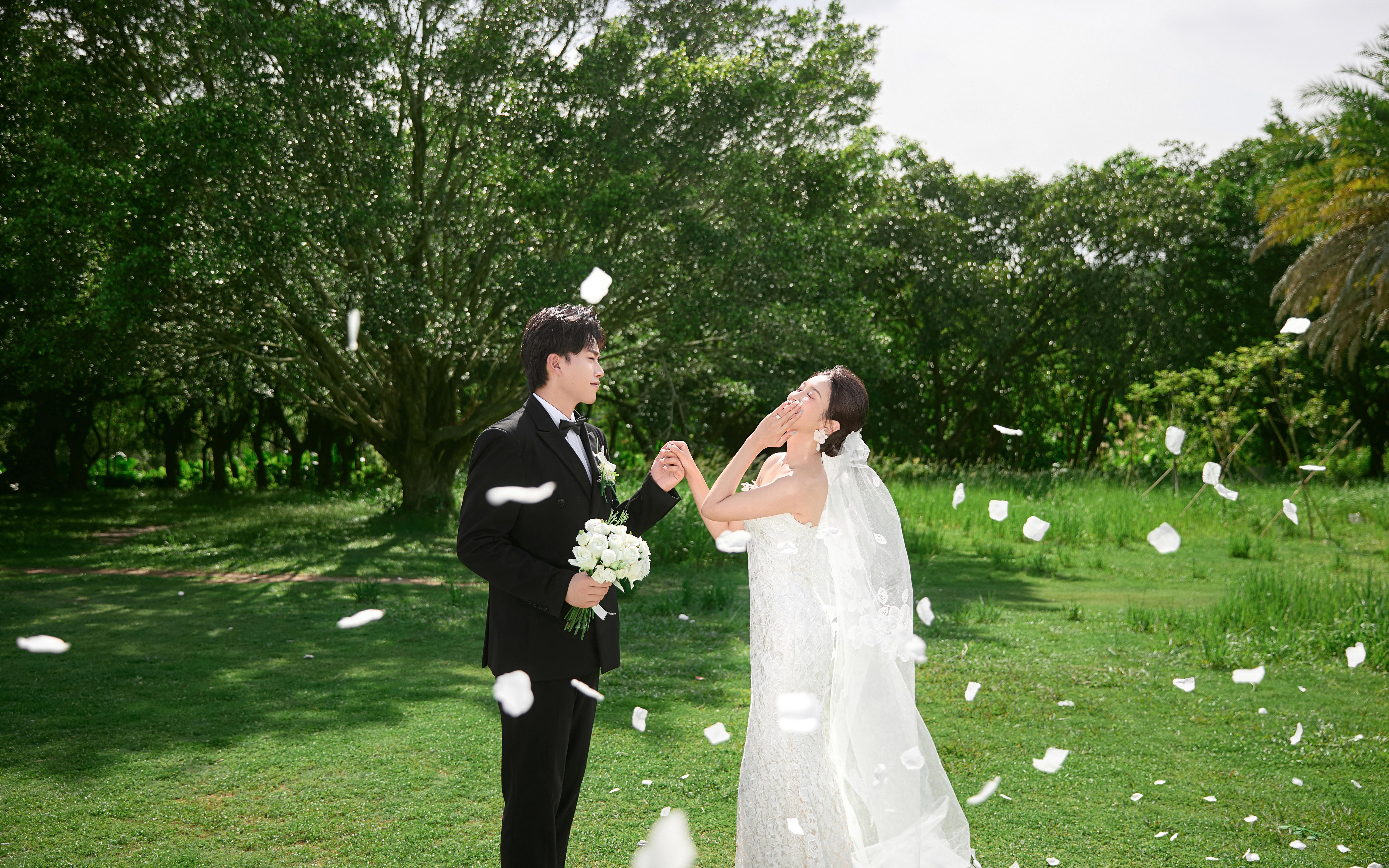 【草坪婚纱照】把自由生长的爱意和恣意拍进婚纱照里