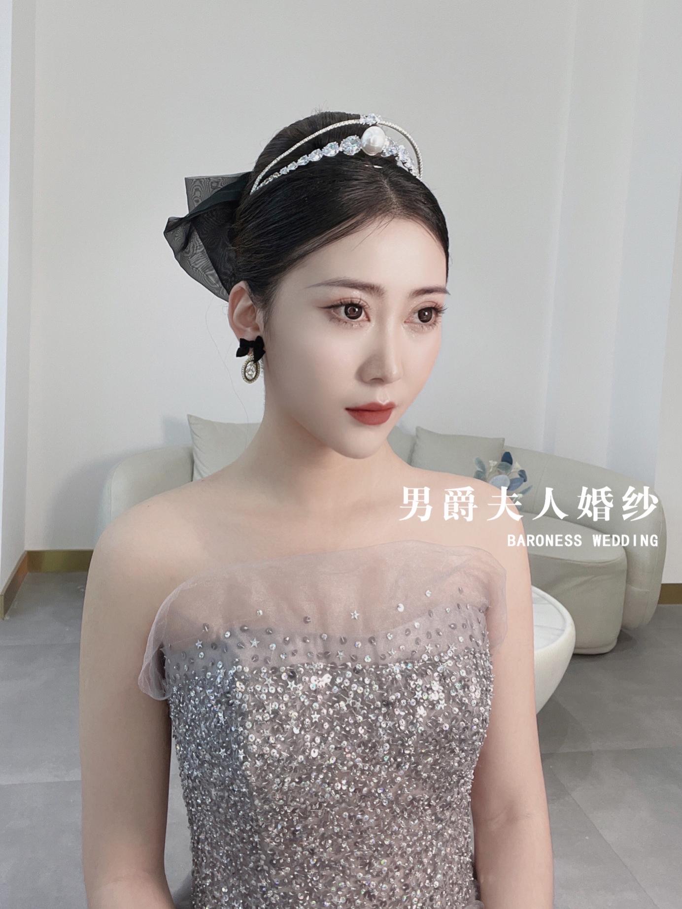 简约大气的敬酒服妆照 