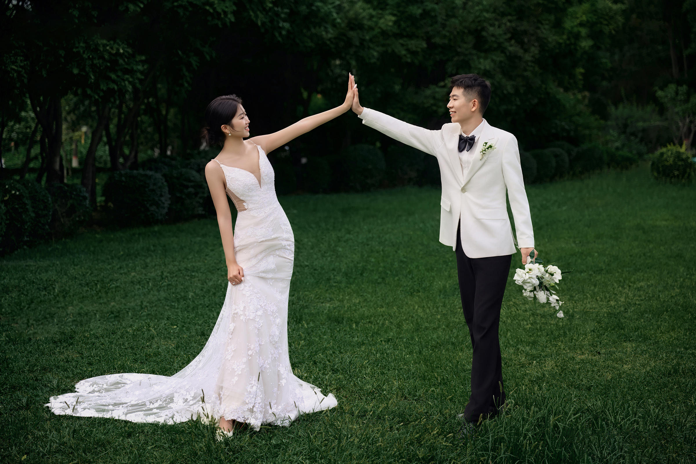 拍点不一样的草坪婚纱照🍃太爱这种自由感啦💌