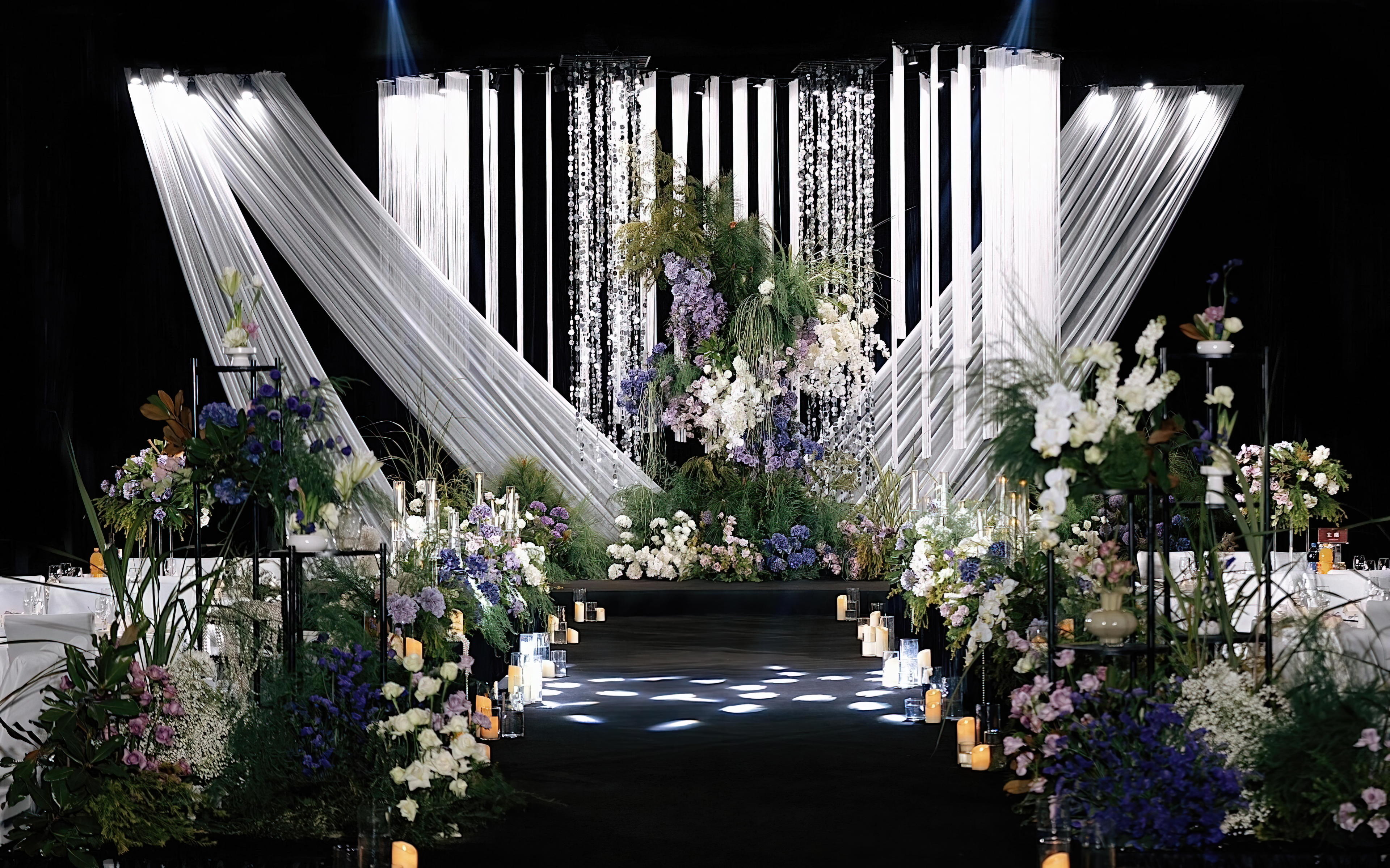 水晶吊顶，点亮浪漫婚礼