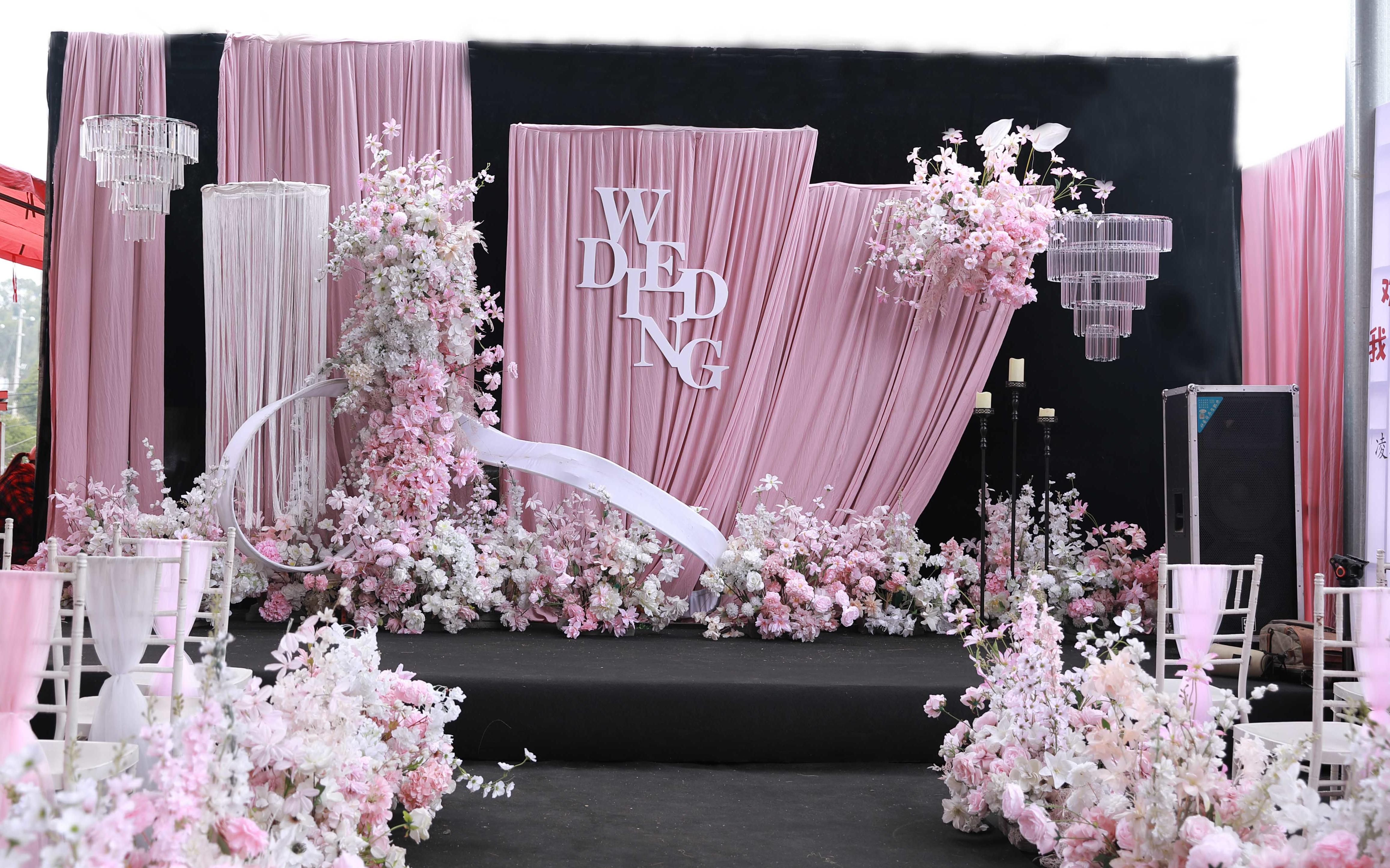 超甜粉色布幔婚礼丨庭院也能做出超甜布置