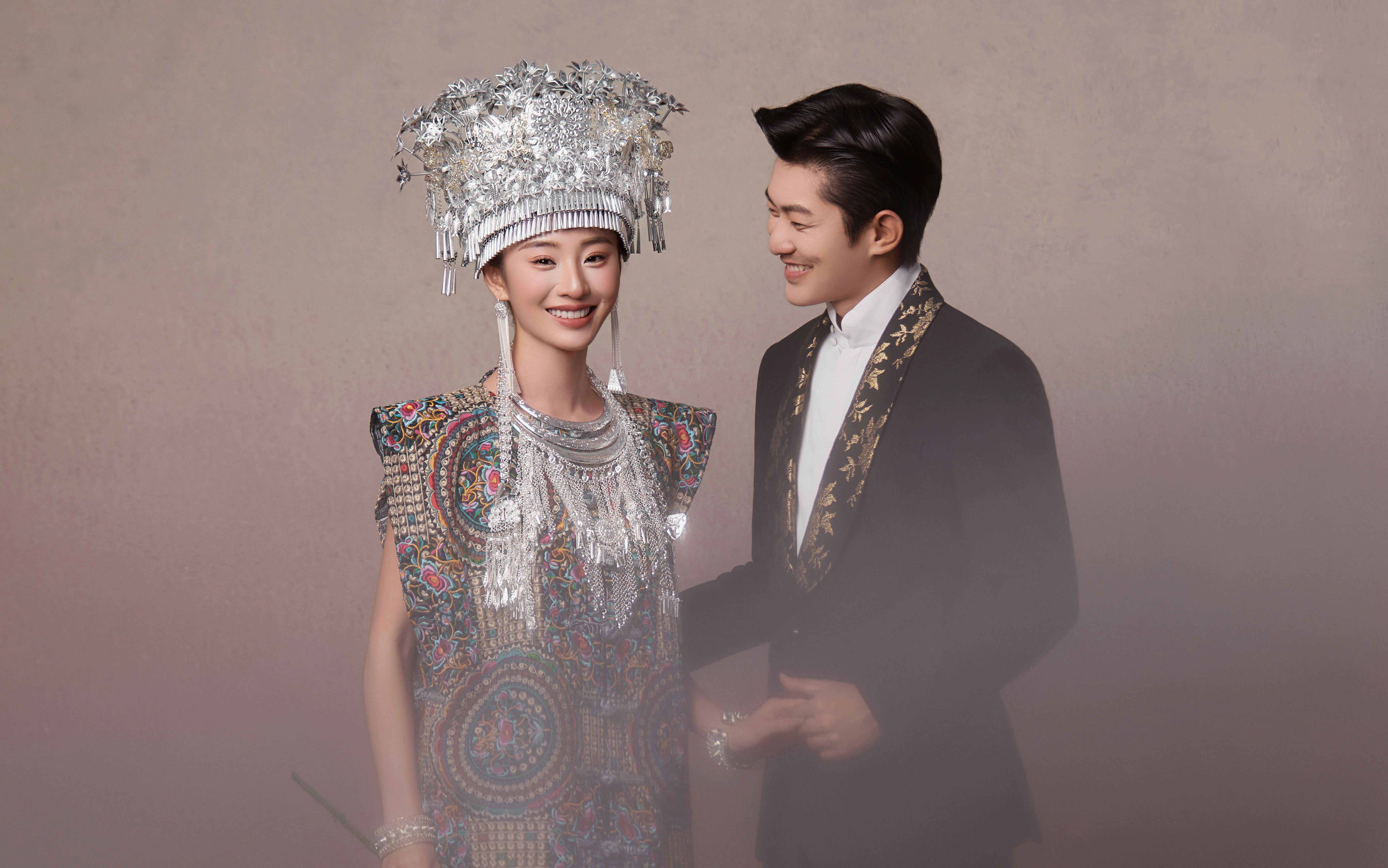 當(dāng)苗族的特有服飾遇上婚紗照??