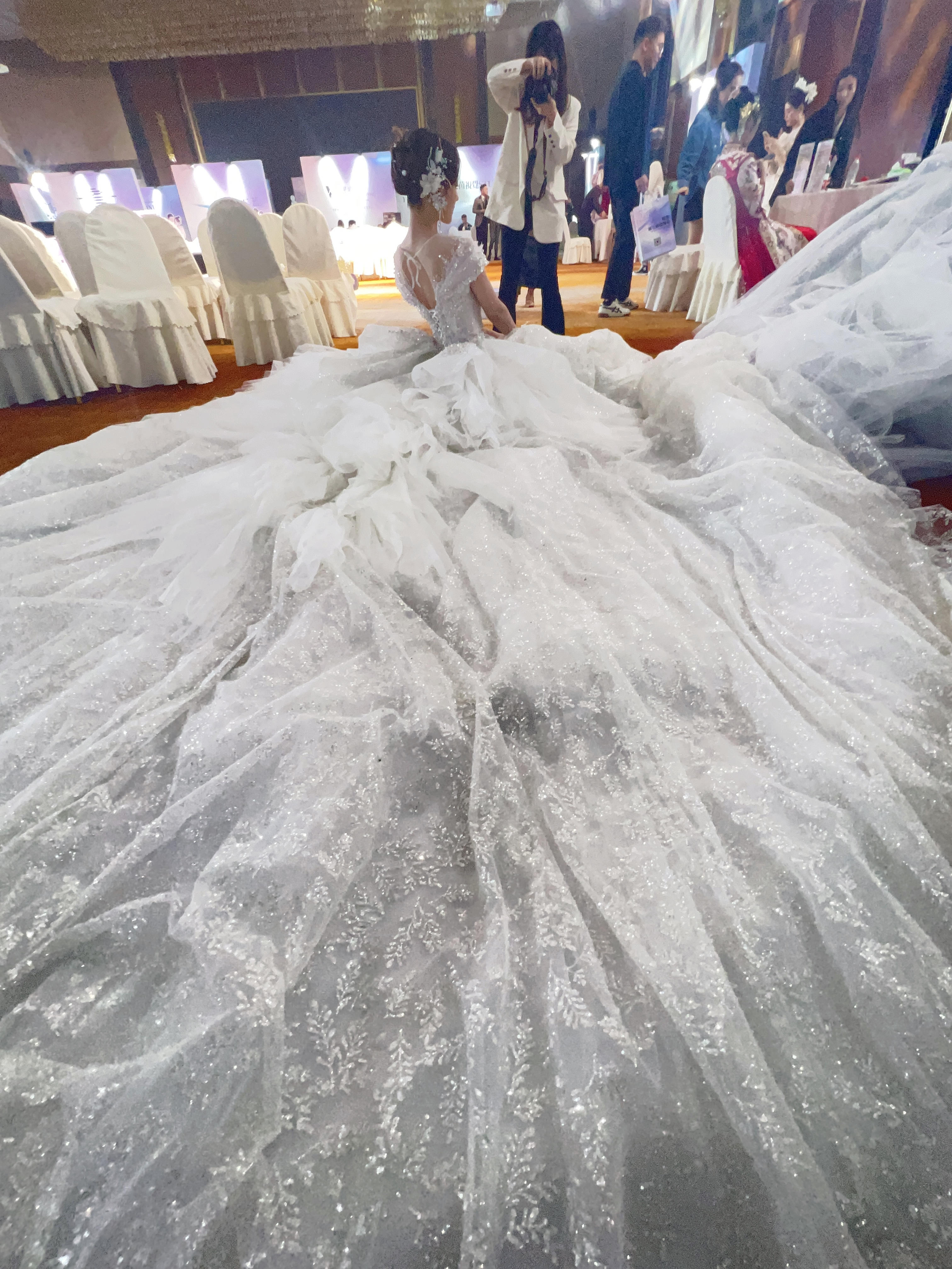 婚纱礼服秀禾服晨袍及跟妆婚礼全包套餐