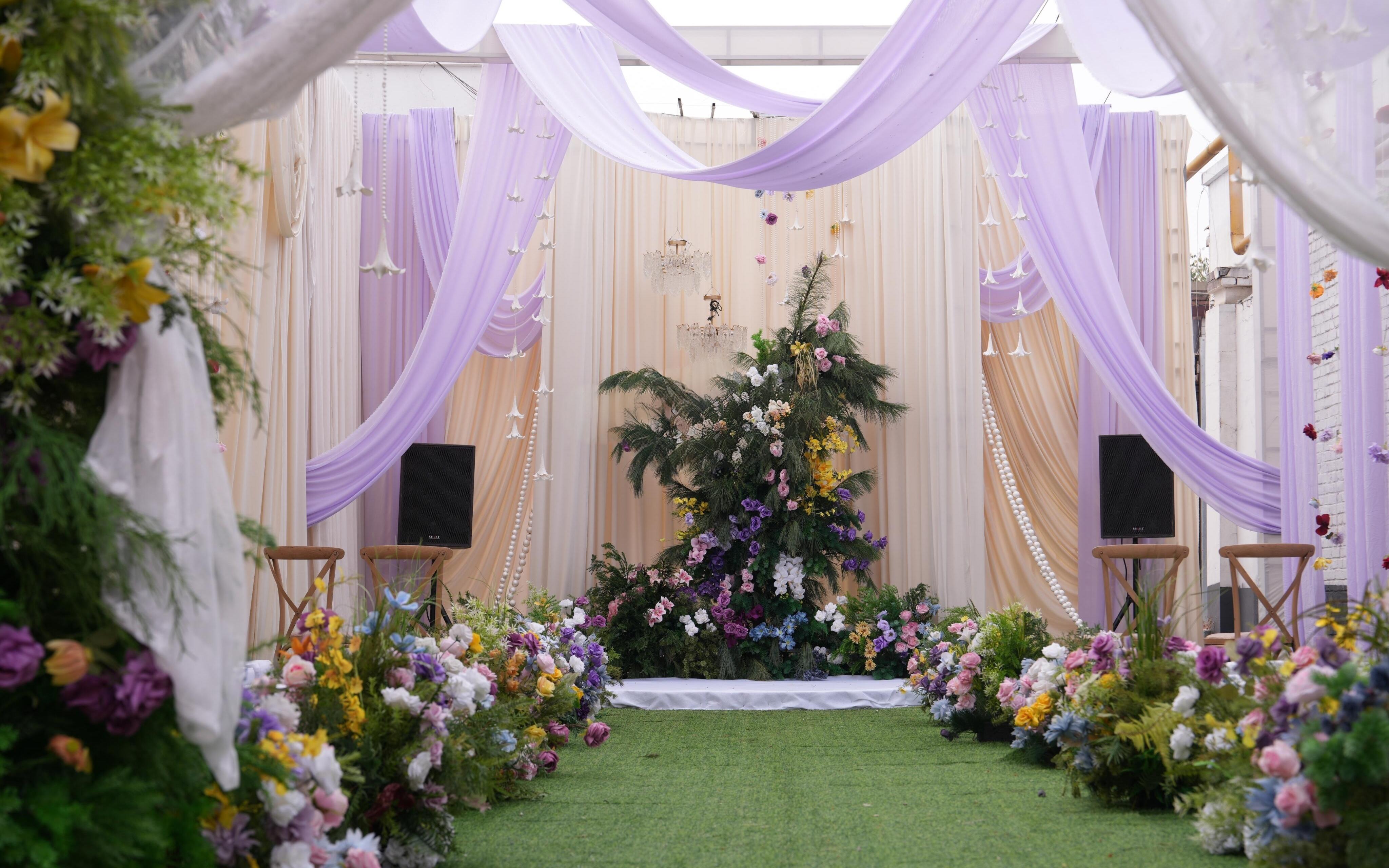 香槟色与紫调布艺自然交融 不一样的户外婚礼