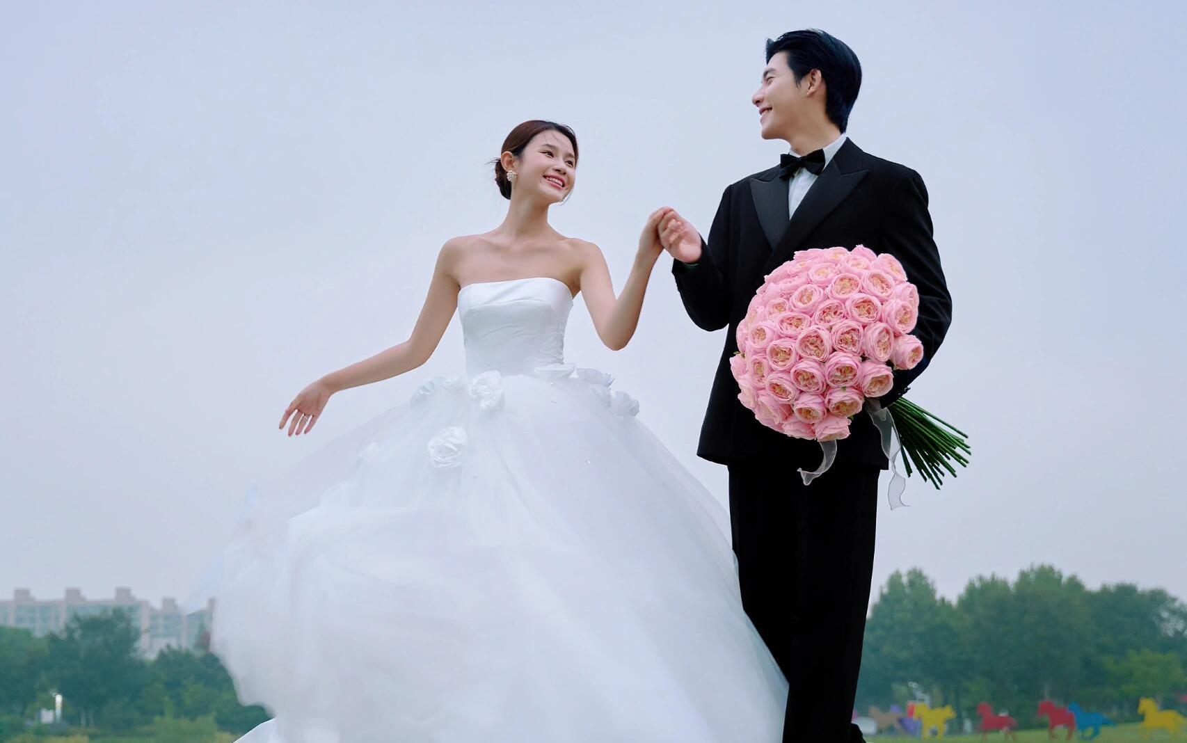 【甜甜的清新草坪婚纱照】