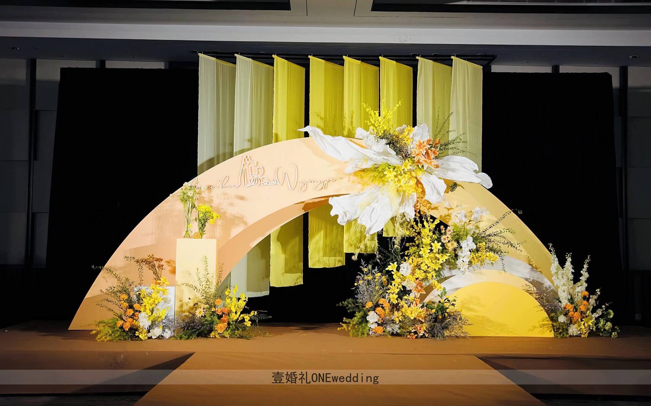 柠檬黄布幔点缀复古婚礼氛围