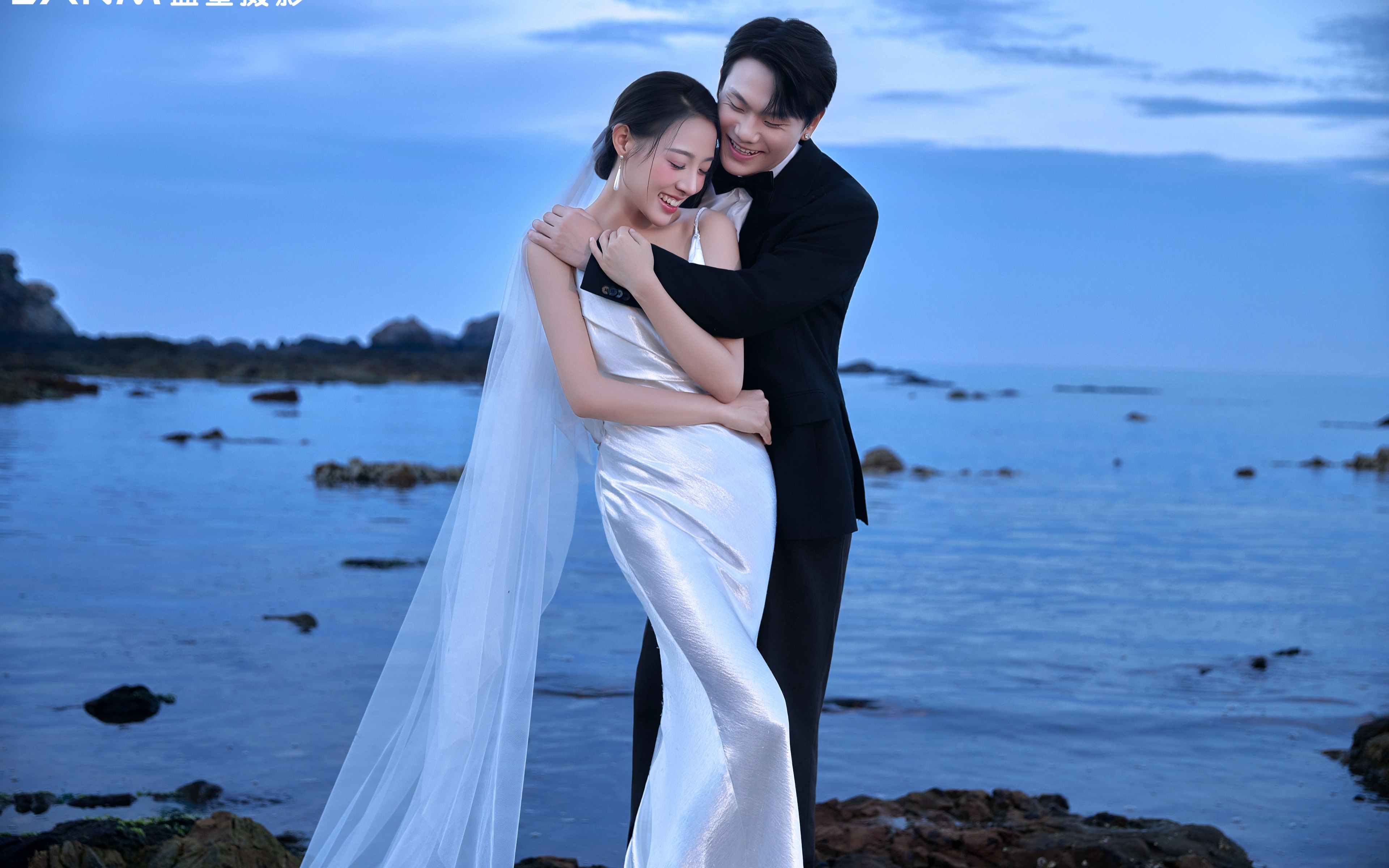 山海为誓✨礁石上的氛围感海边婚纱照📸