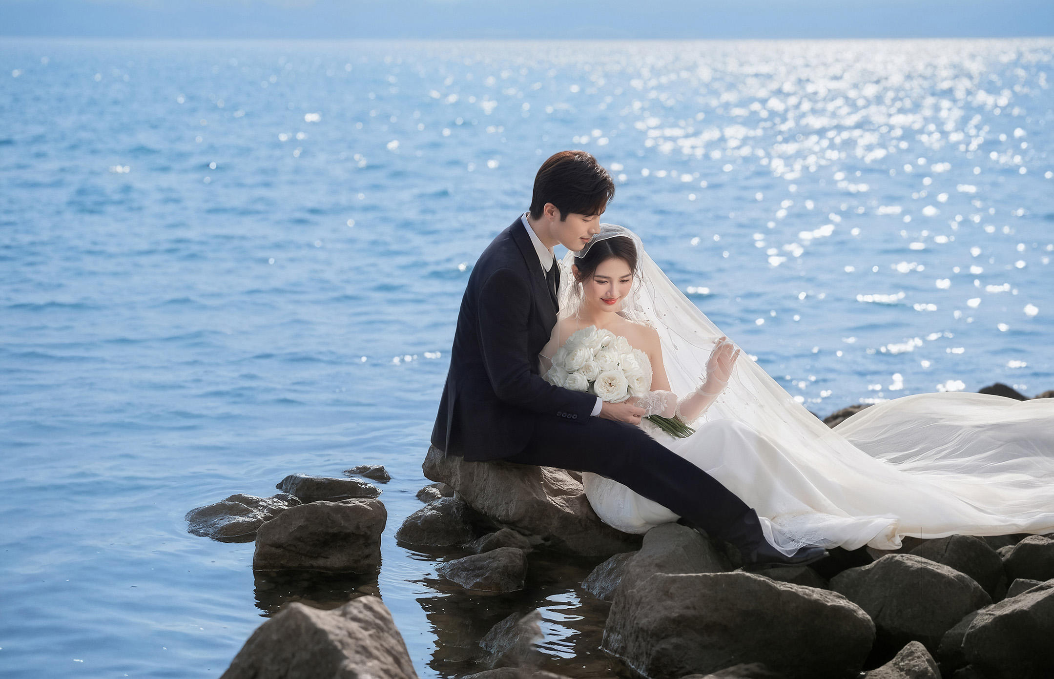 不得不說！海景礁石婚紗照美得有點(diǎn)過分了～