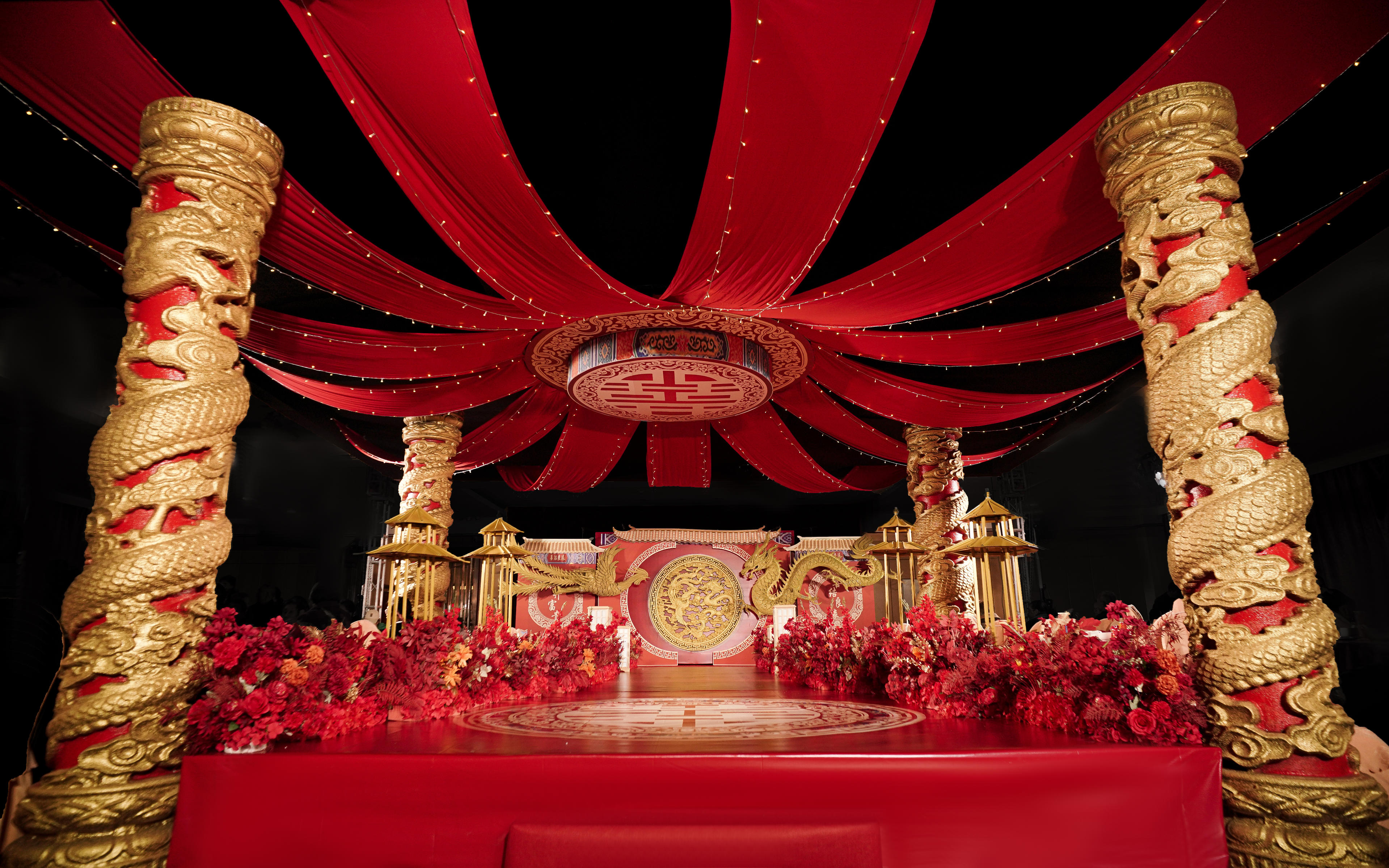 金紅映喜龍鳳賀，佳偶天成共此生