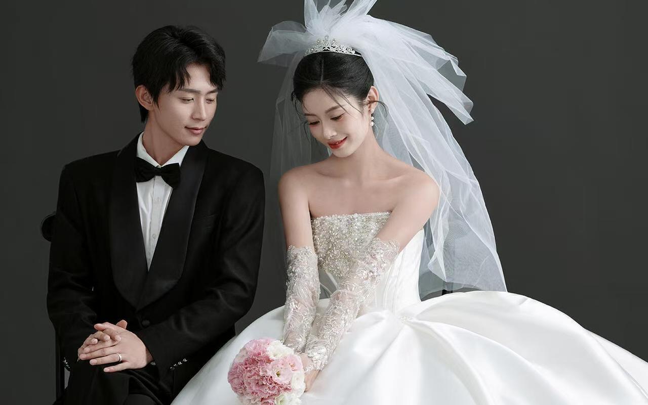 【好愛(ài)黑底極簡(jiǎn)主紗婚紗照】