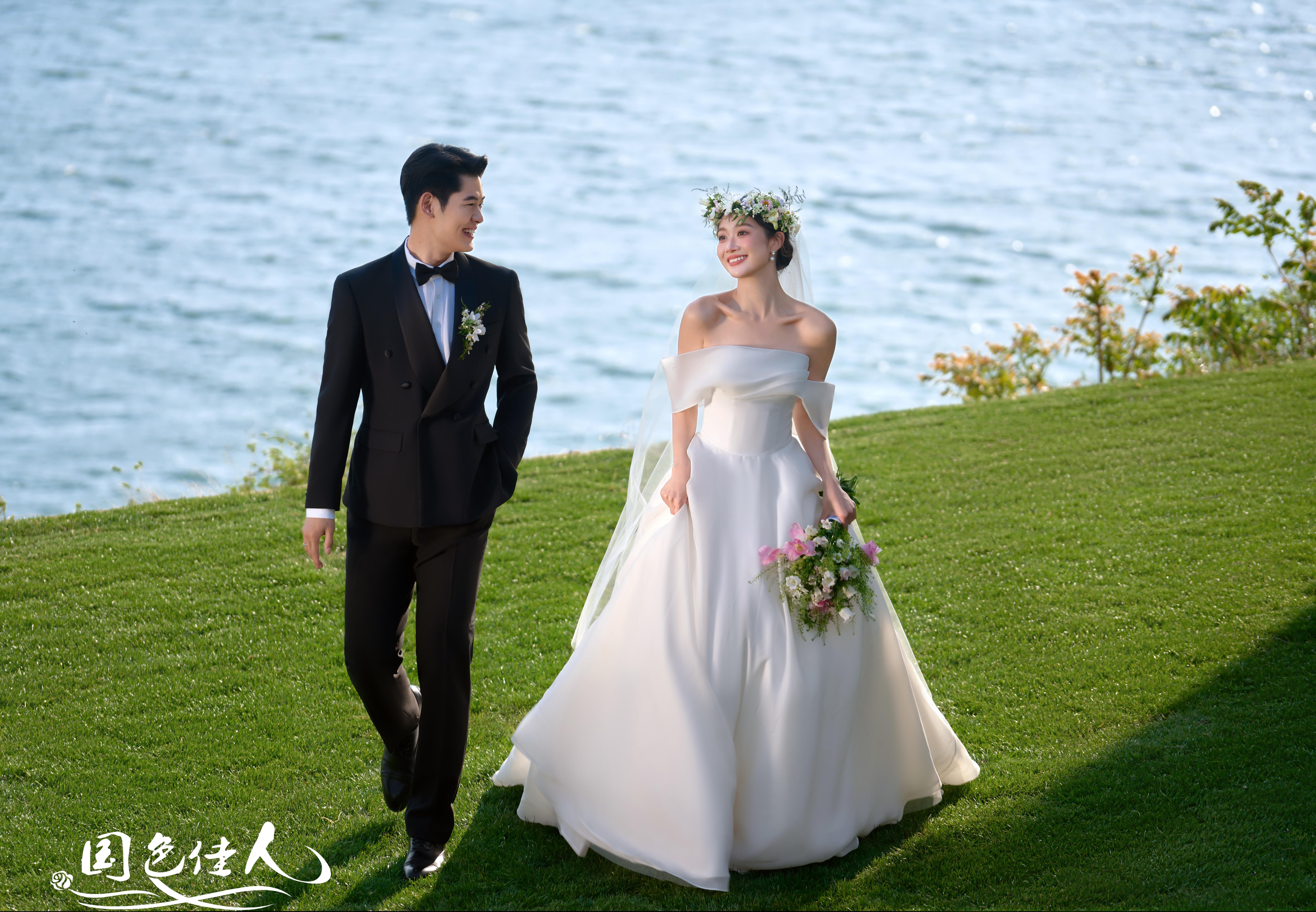 这组美到爆的海边草坪婚纱照藏不住啦！真的敲治愈~