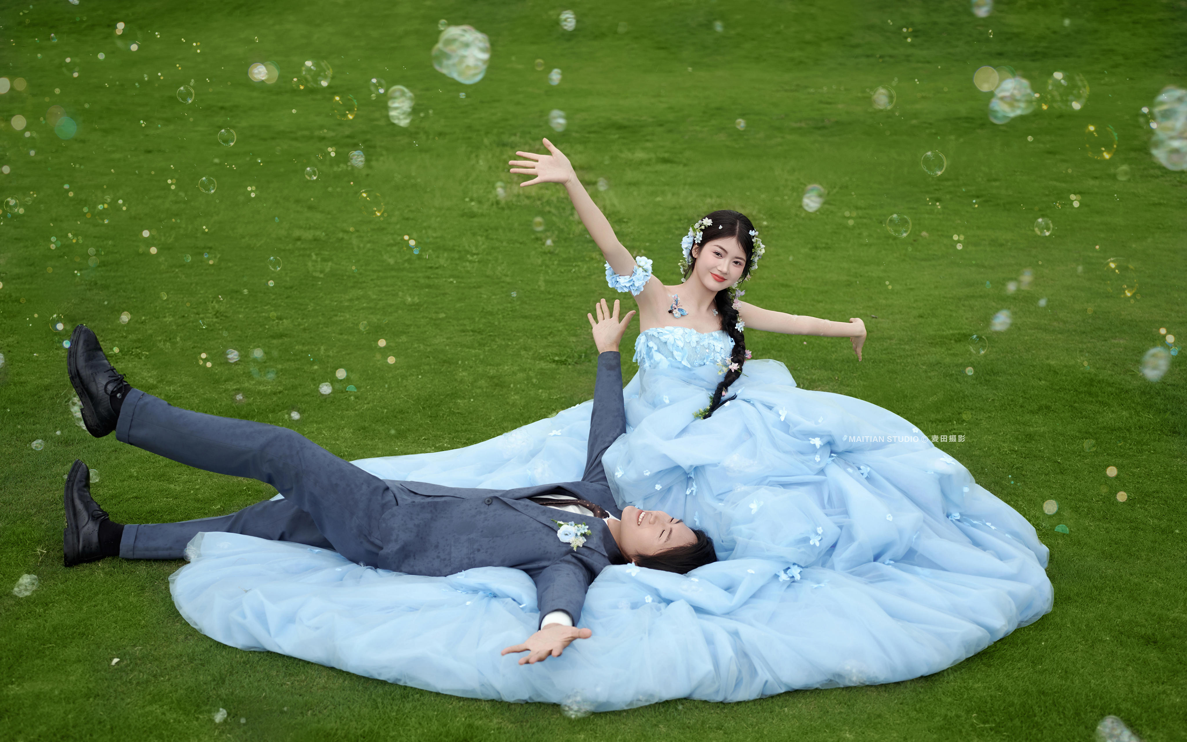 藍(lán)色花神草坪婚紗照