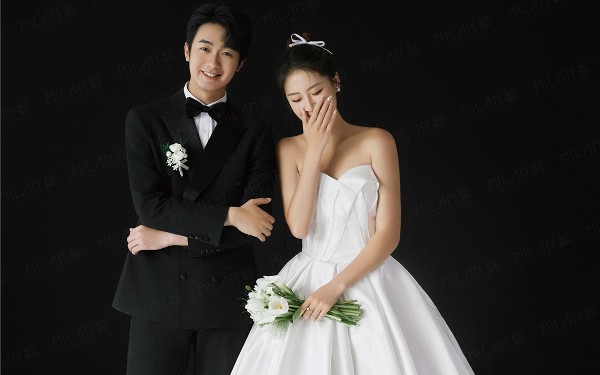 谁说婚纱照要花里胡哨？黑底拍出来美到失语