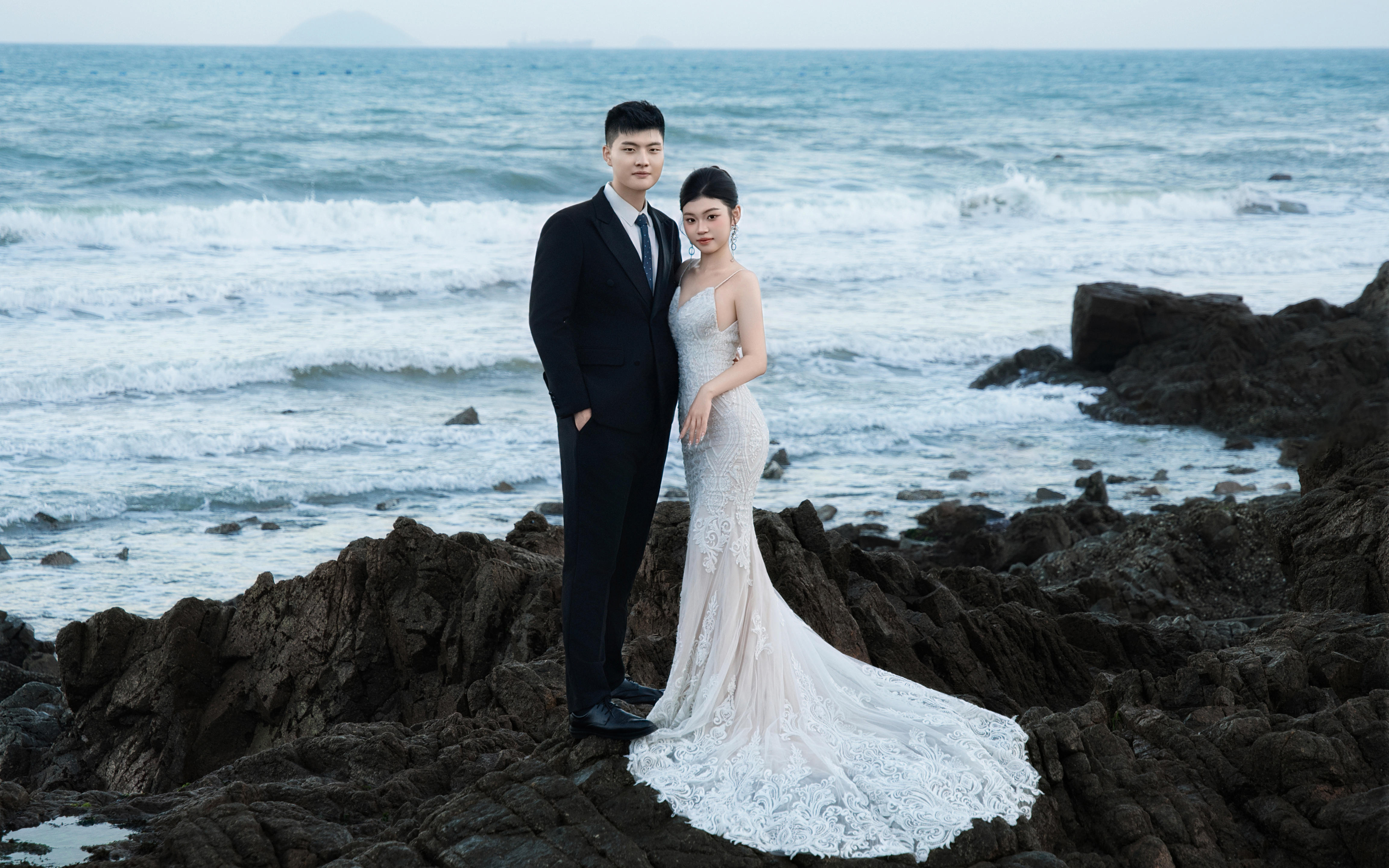 宋晨硕夫妇/海边礁石