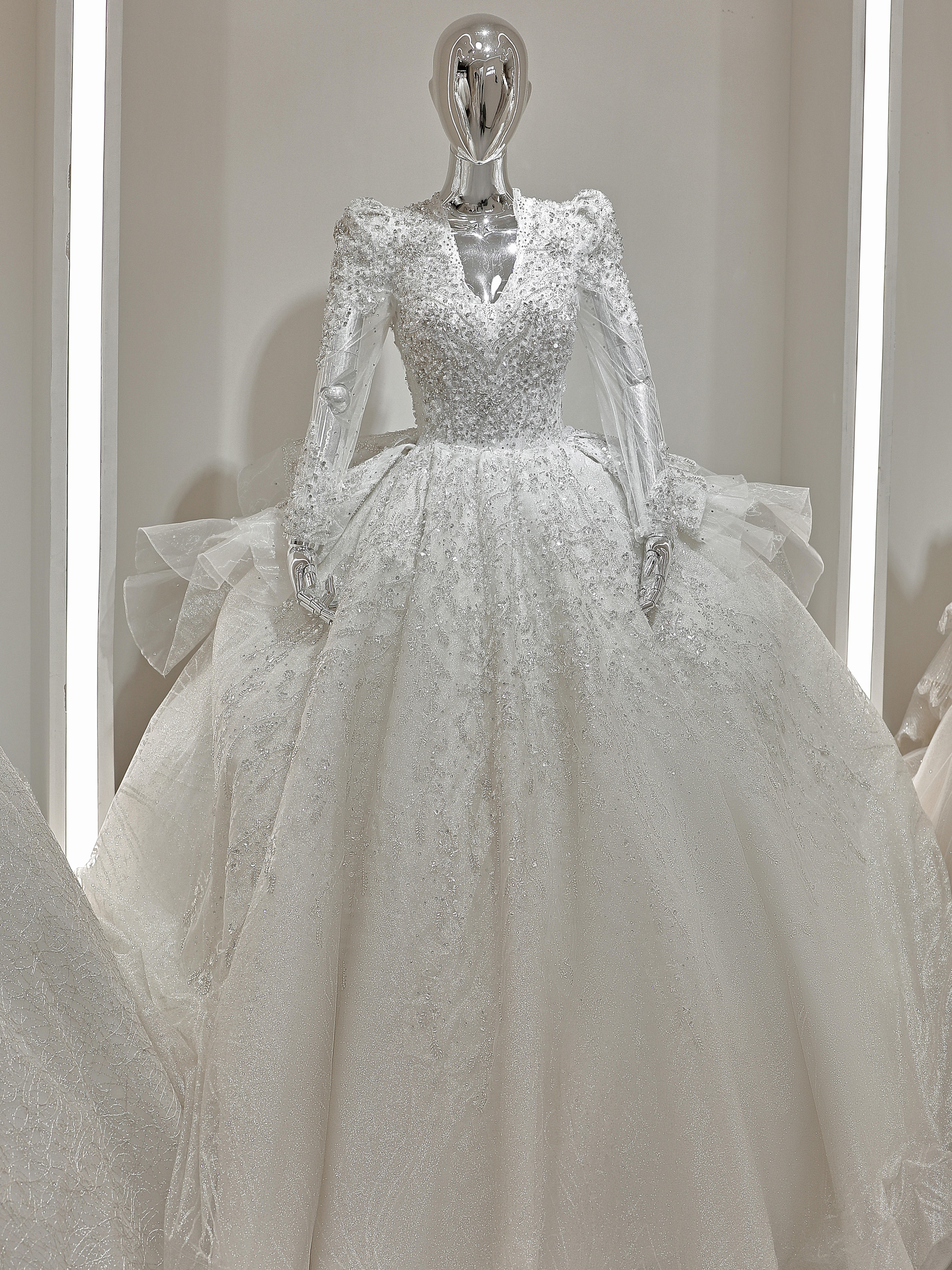 设计款齐地婚纱组合