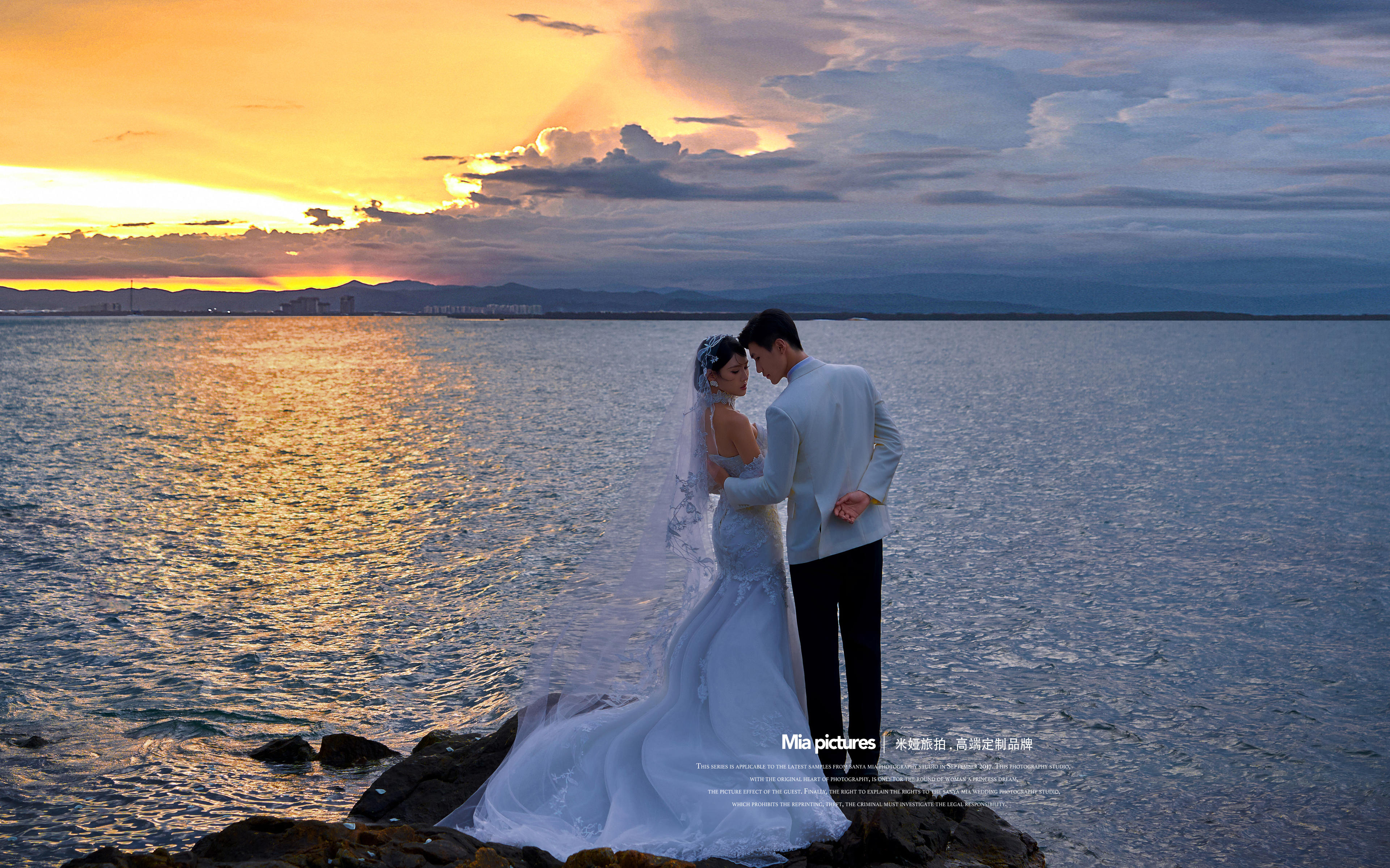 海邊礁石，夕陽(yáng)是她的頭紗|海景婚紗照
