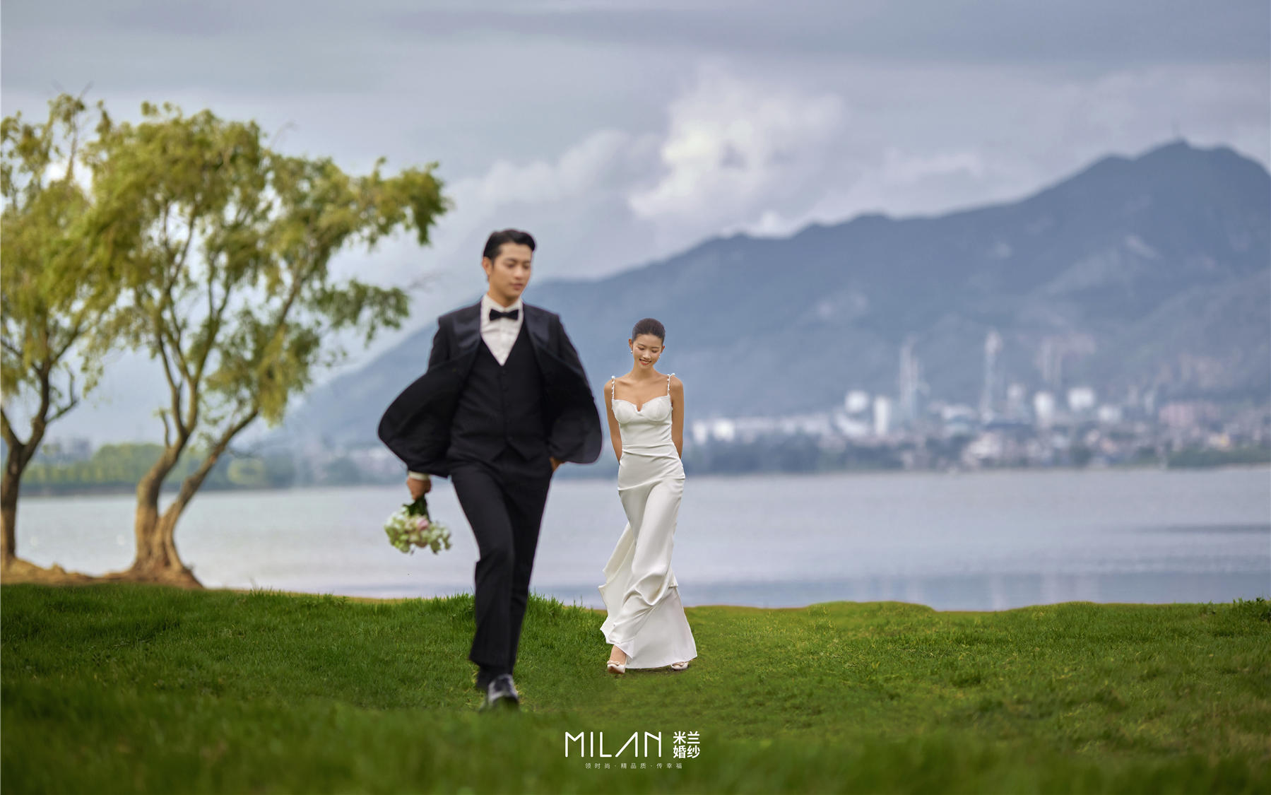 陰天婚紗照贏麻了！松弛感是最 好的濾鏡