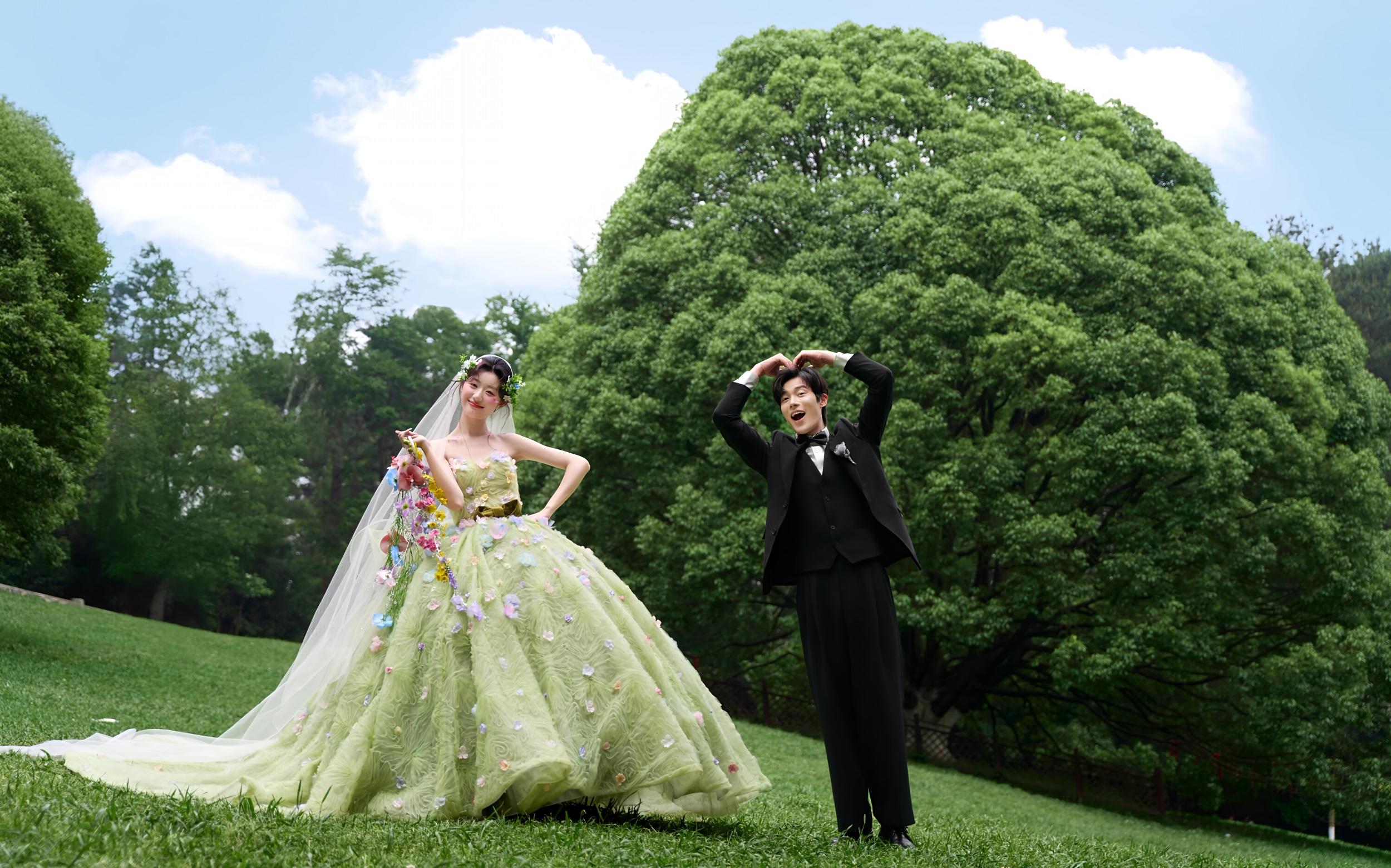 拒絕千篇一律！綠紗婚紗照也太有靈氣了~