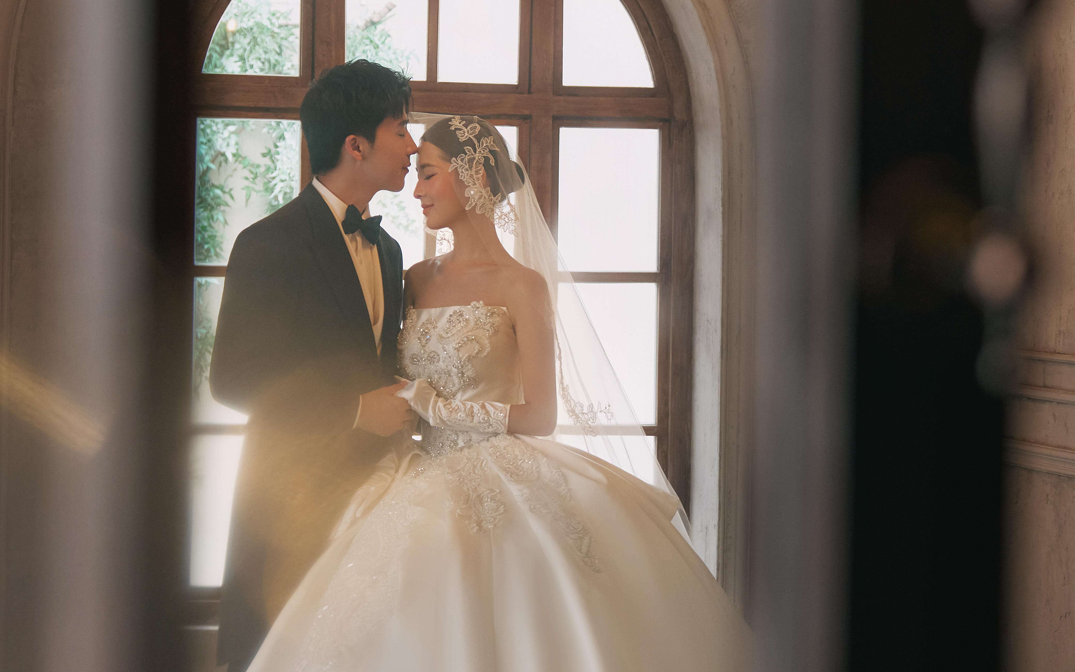 在時光古堡里??定格緞面婚紗的??奢華浪漫??