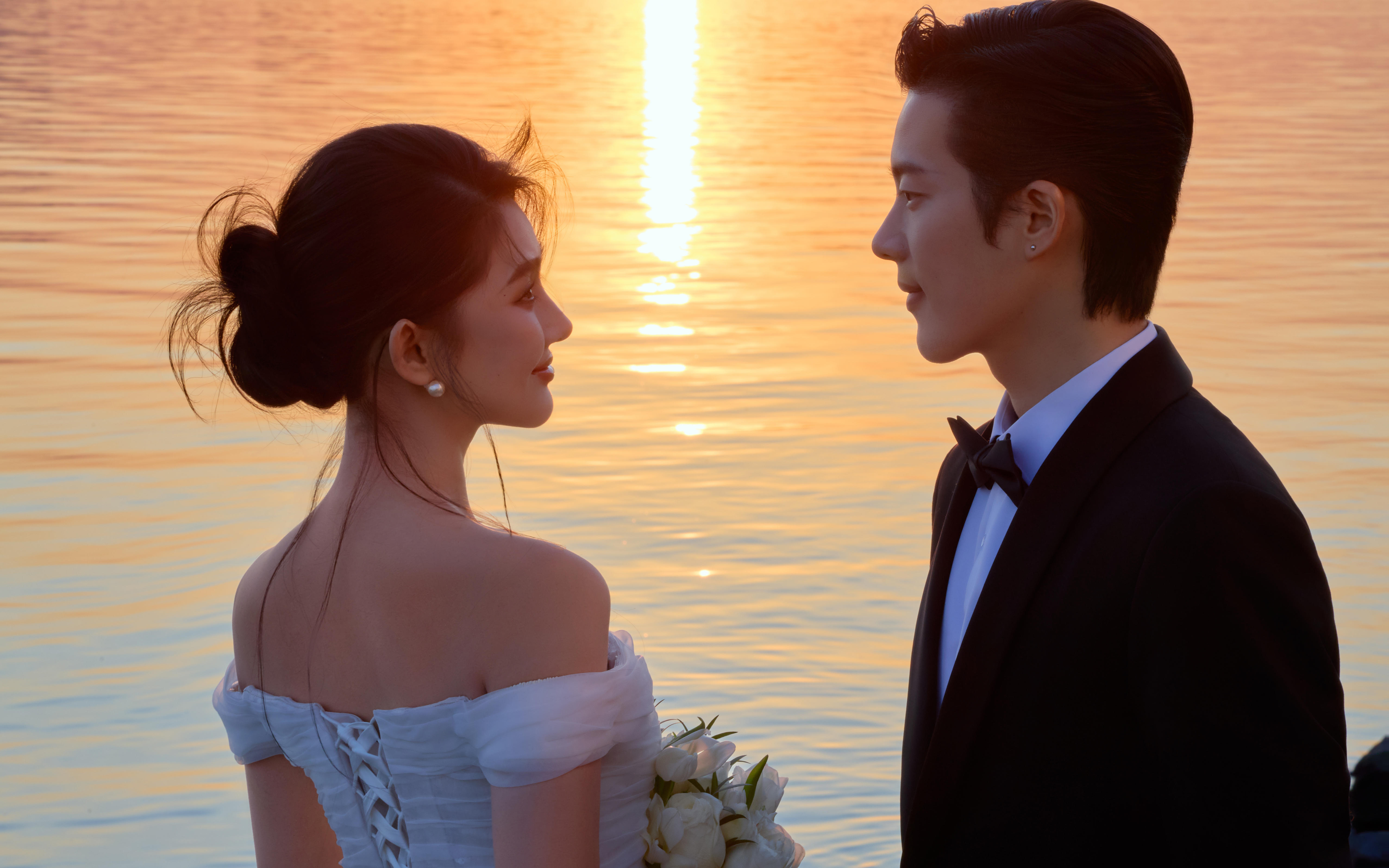 江景婚照｜暖光金线吻白纱，在江边书写隽永的情诗