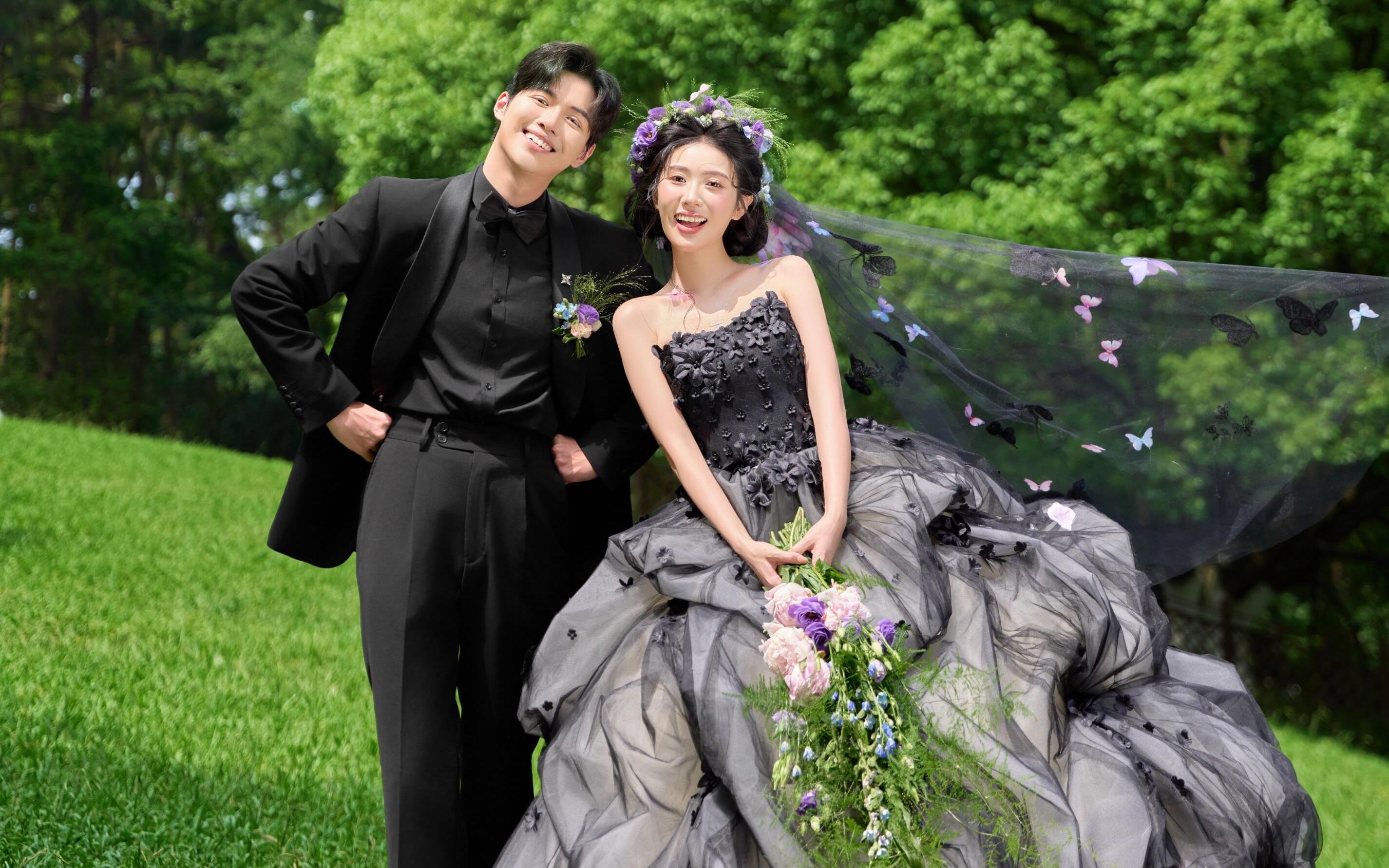 原來黑色花神也可以拍出這么美的森系草坪婚紗照