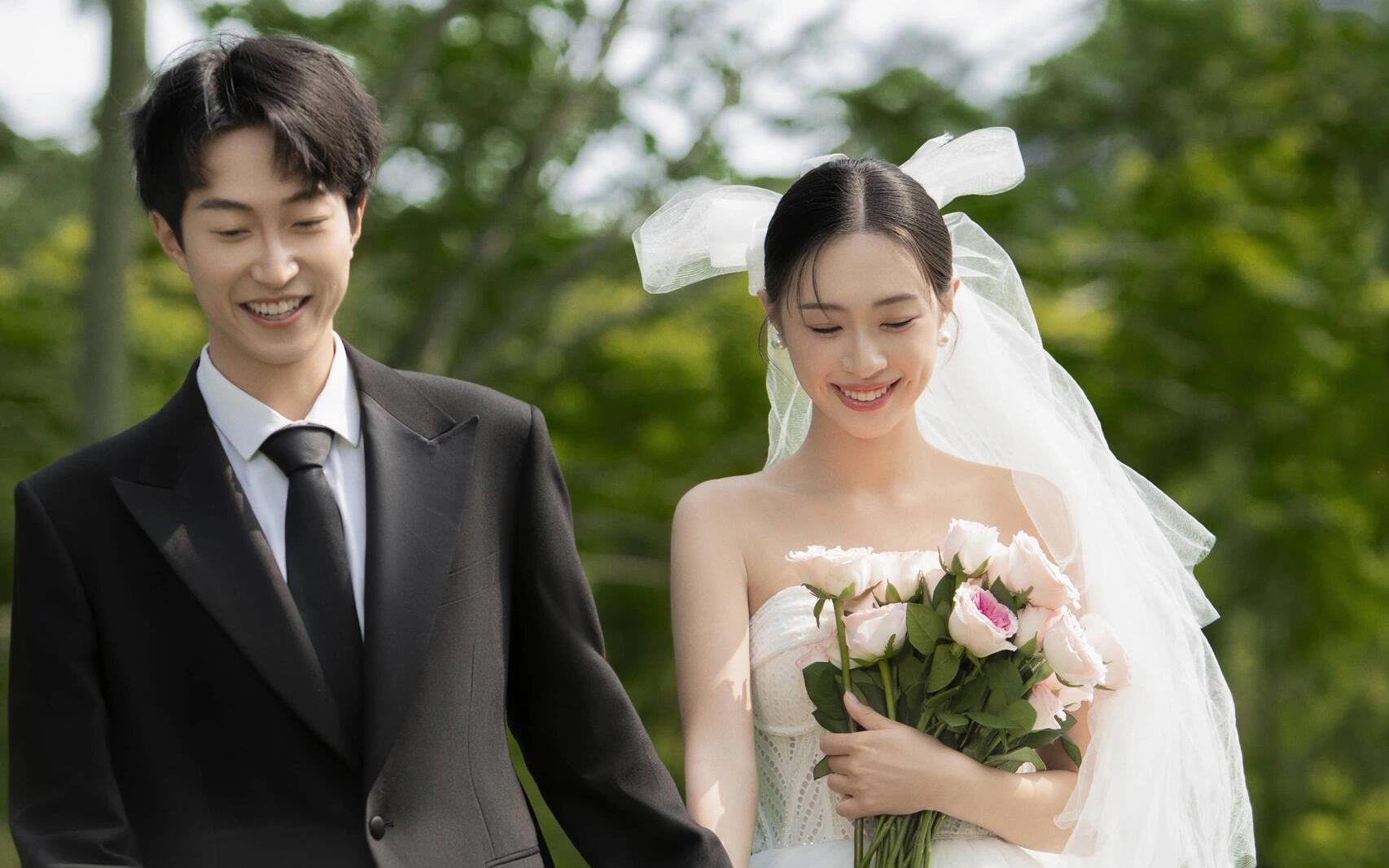 【高级感草坪婚纱照】