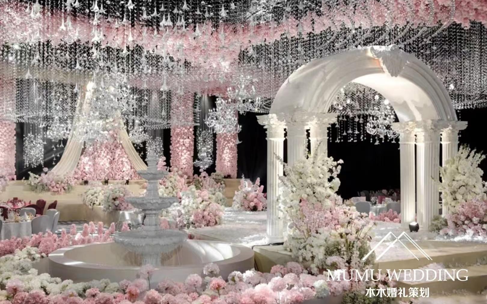 粉色花艺与水晶垂饰交织成梦幻婚礼，轻奢版