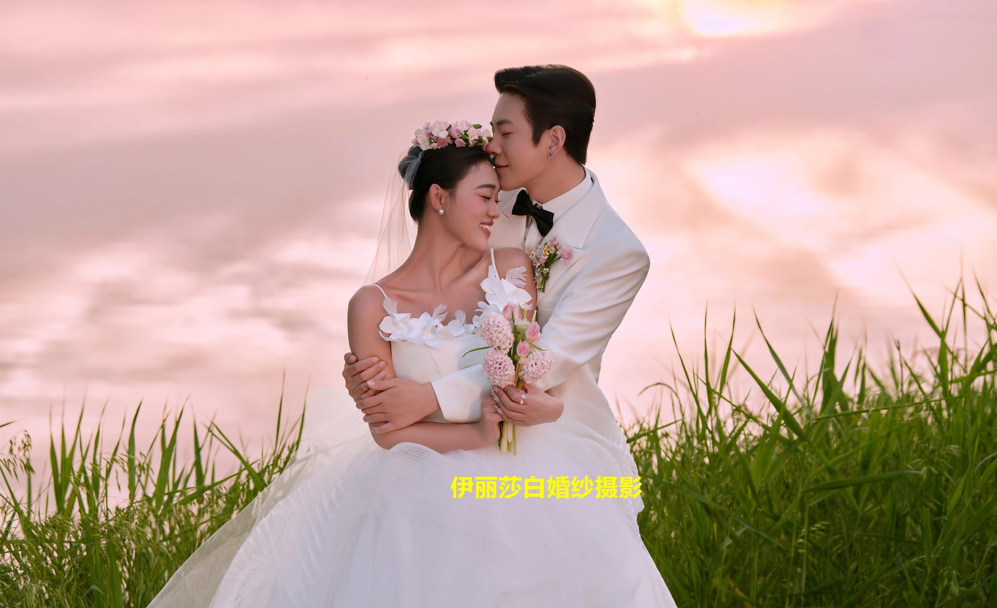 拍婚纱照3888套餐有跟妆+秀和+礼服 4699