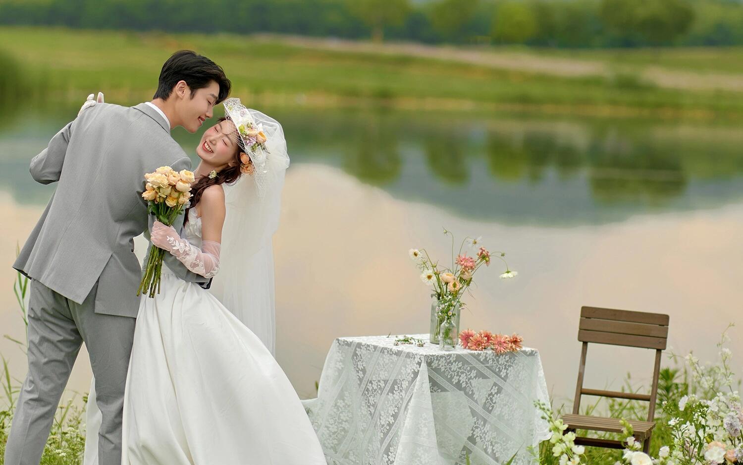 太好看啦 婚纱照拍成了油画里的法式少女